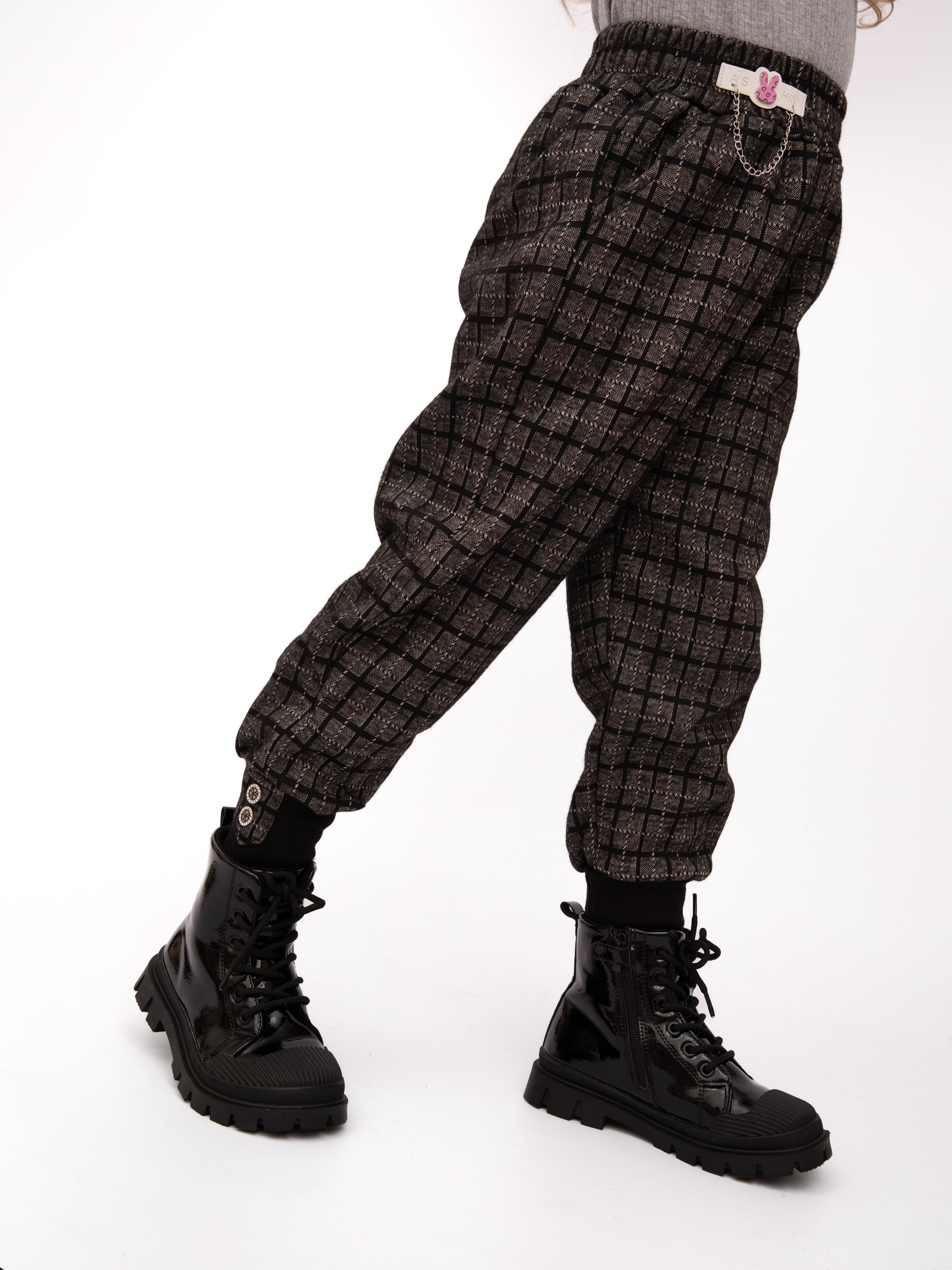 Детские брюки. Фотостудия предметной и модельной съёмки для маркетплейсов