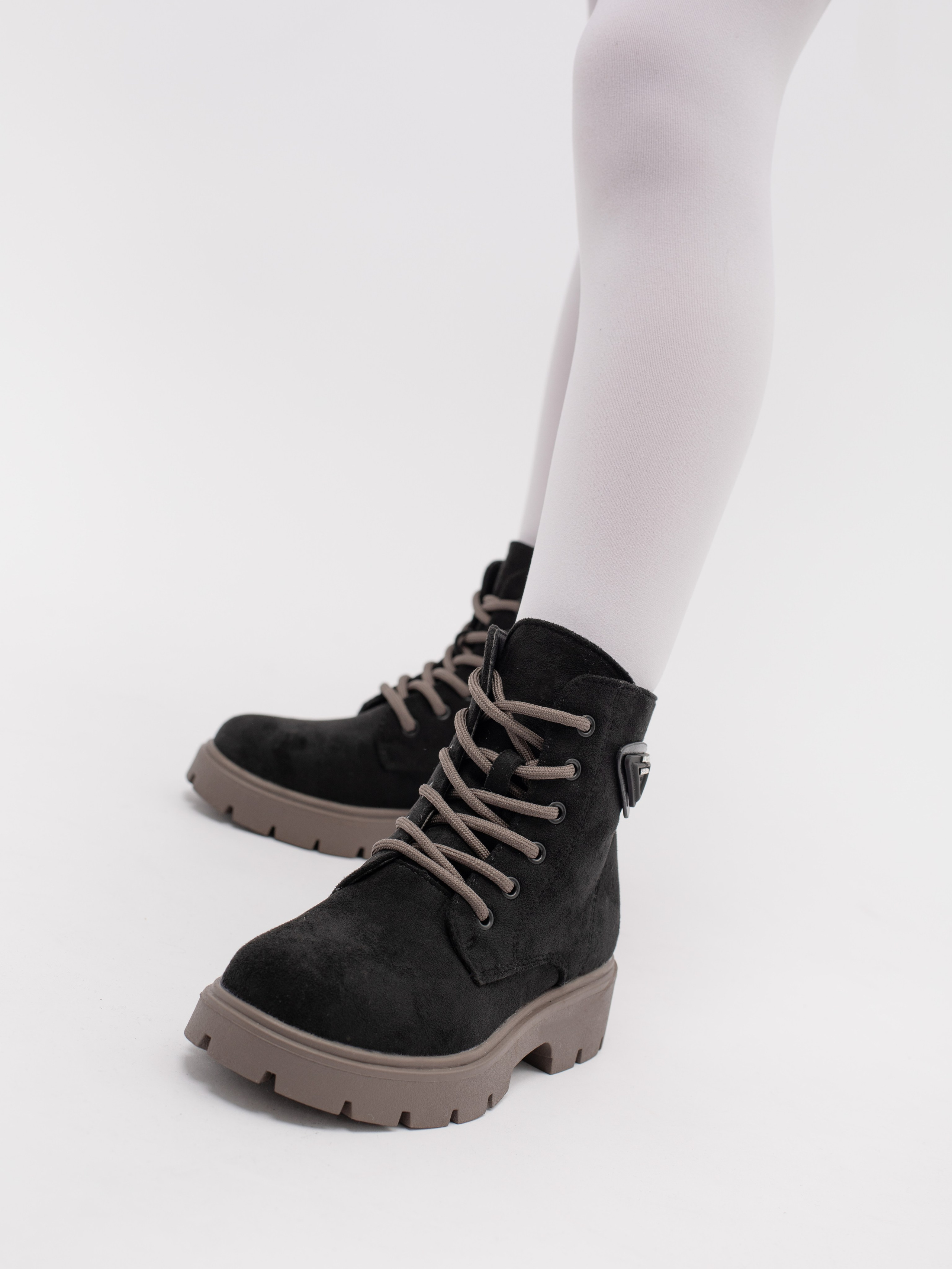 Ботинки для девочки. Фотостудия предметной и модельной съёмки для маркетплейсов