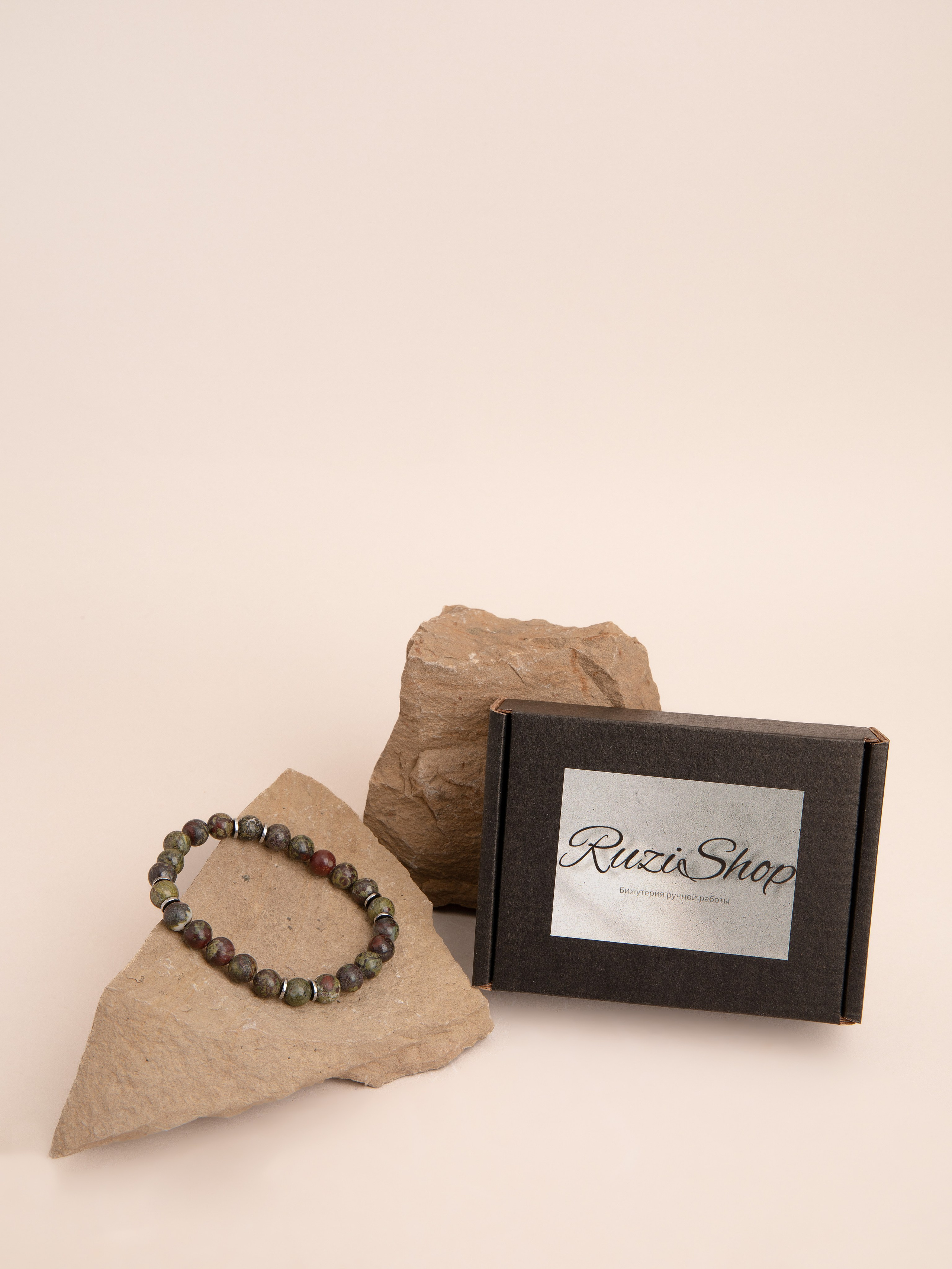 Браслеты ручной работы. Фотостудия предметной и модельной съёмки для маркетплейсов