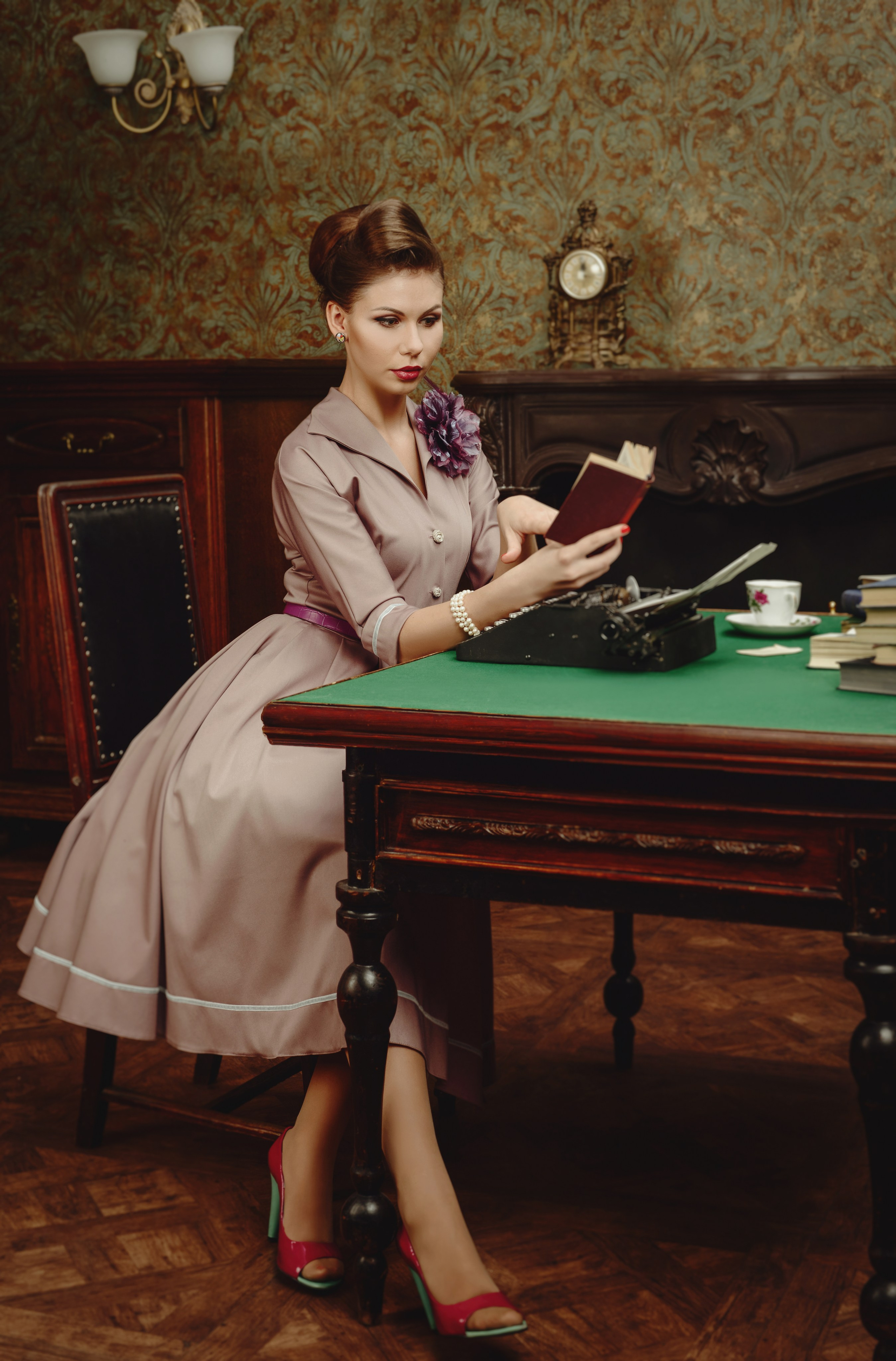 Фотосессия dior в стиле нью лук девушки за столом с печатной машинкой 