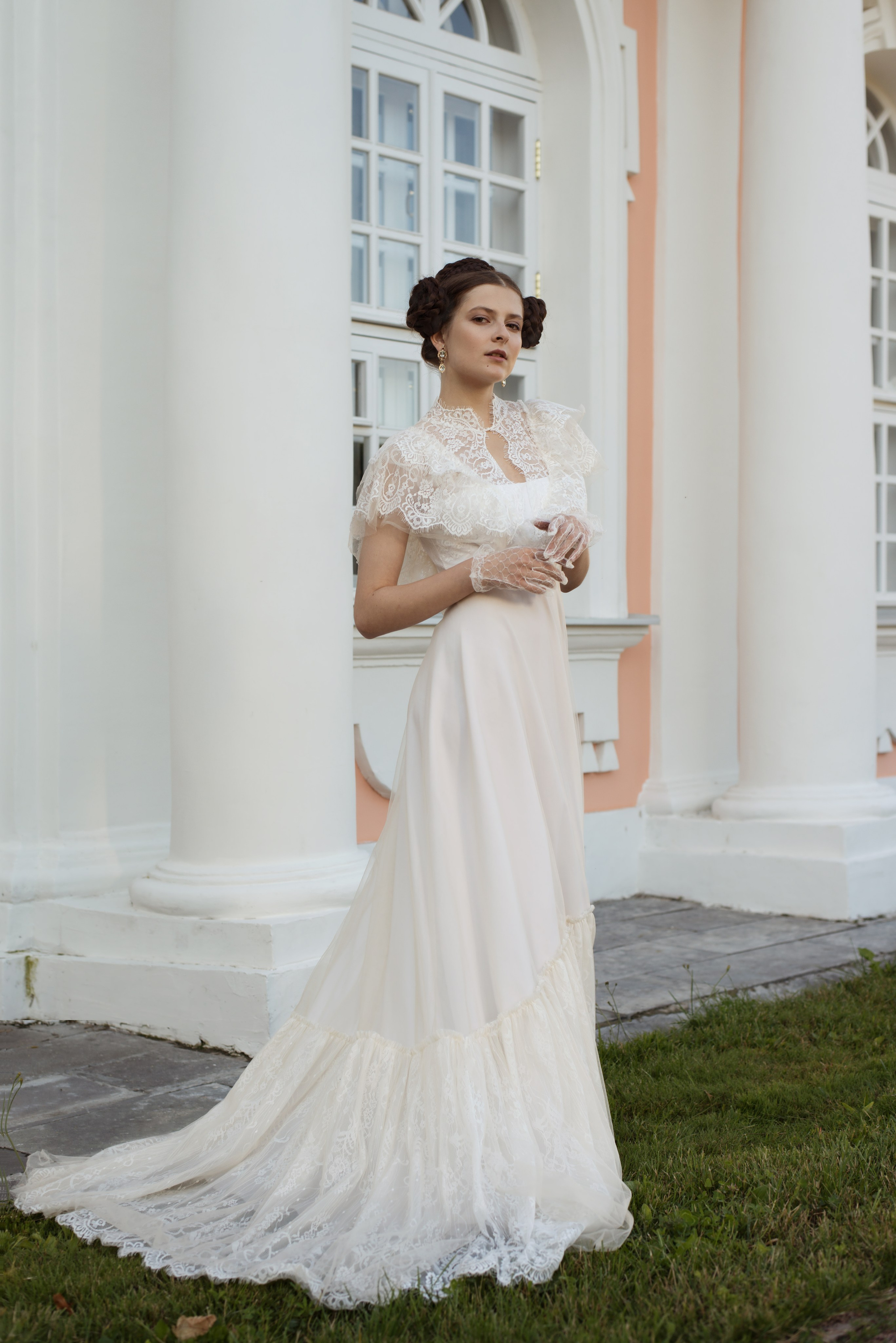 Фотосессия в усадьбе девушки в белом свадебном платье