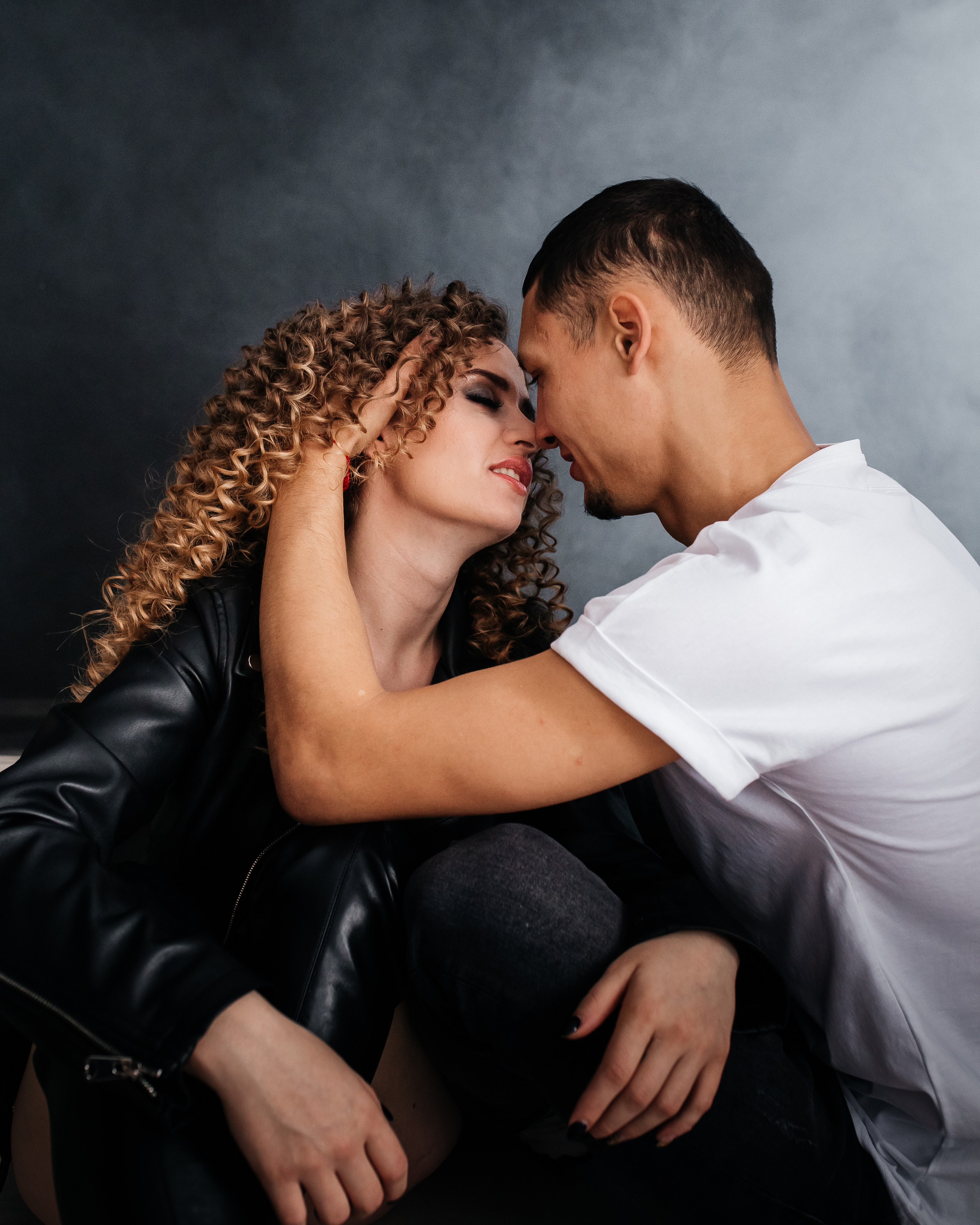 Женская парная семейная фотосессия с дымом