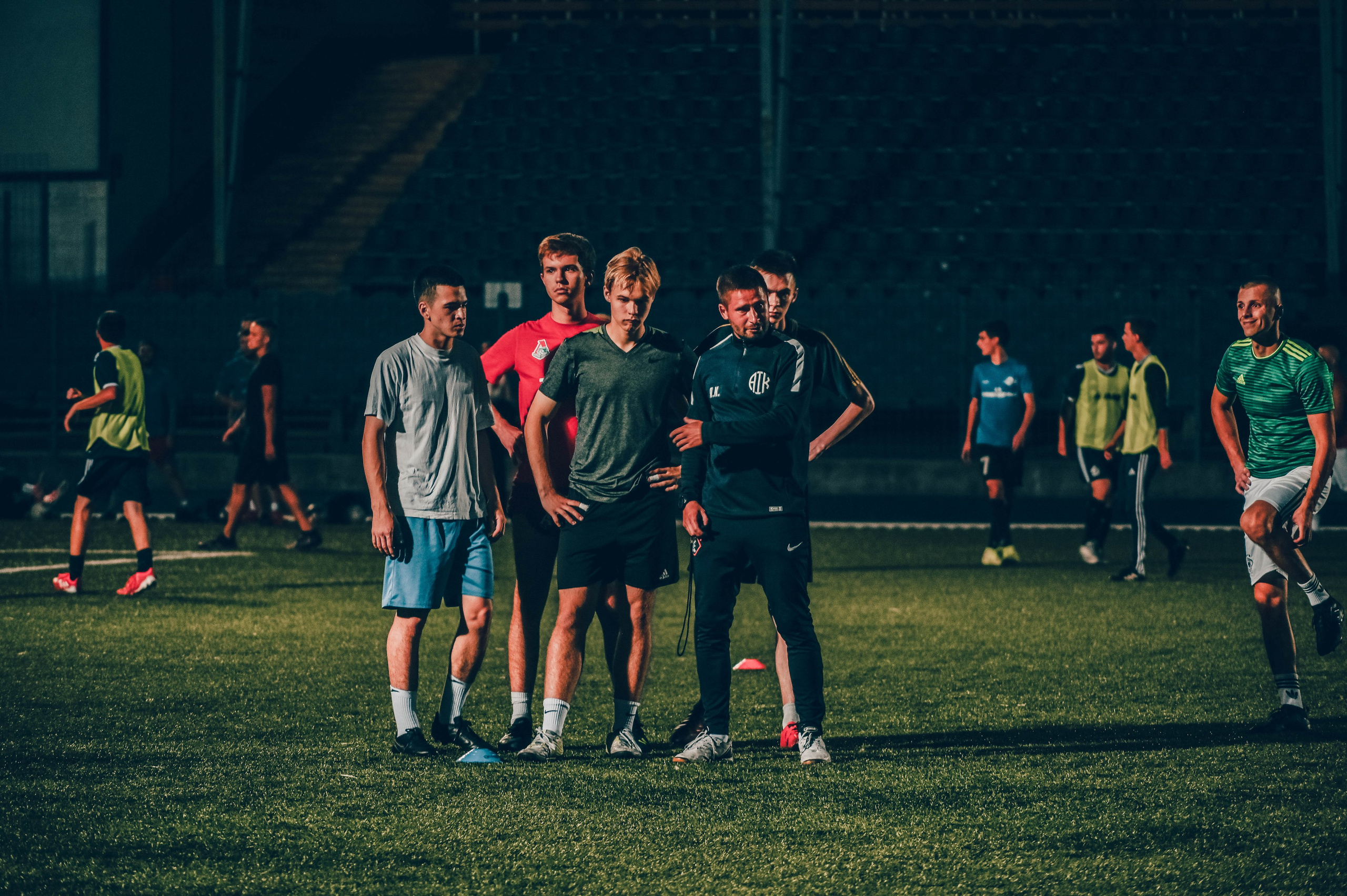 Фотосъёмка футбольной тренировки на стадионе. Фотограф Александр Орымбаев