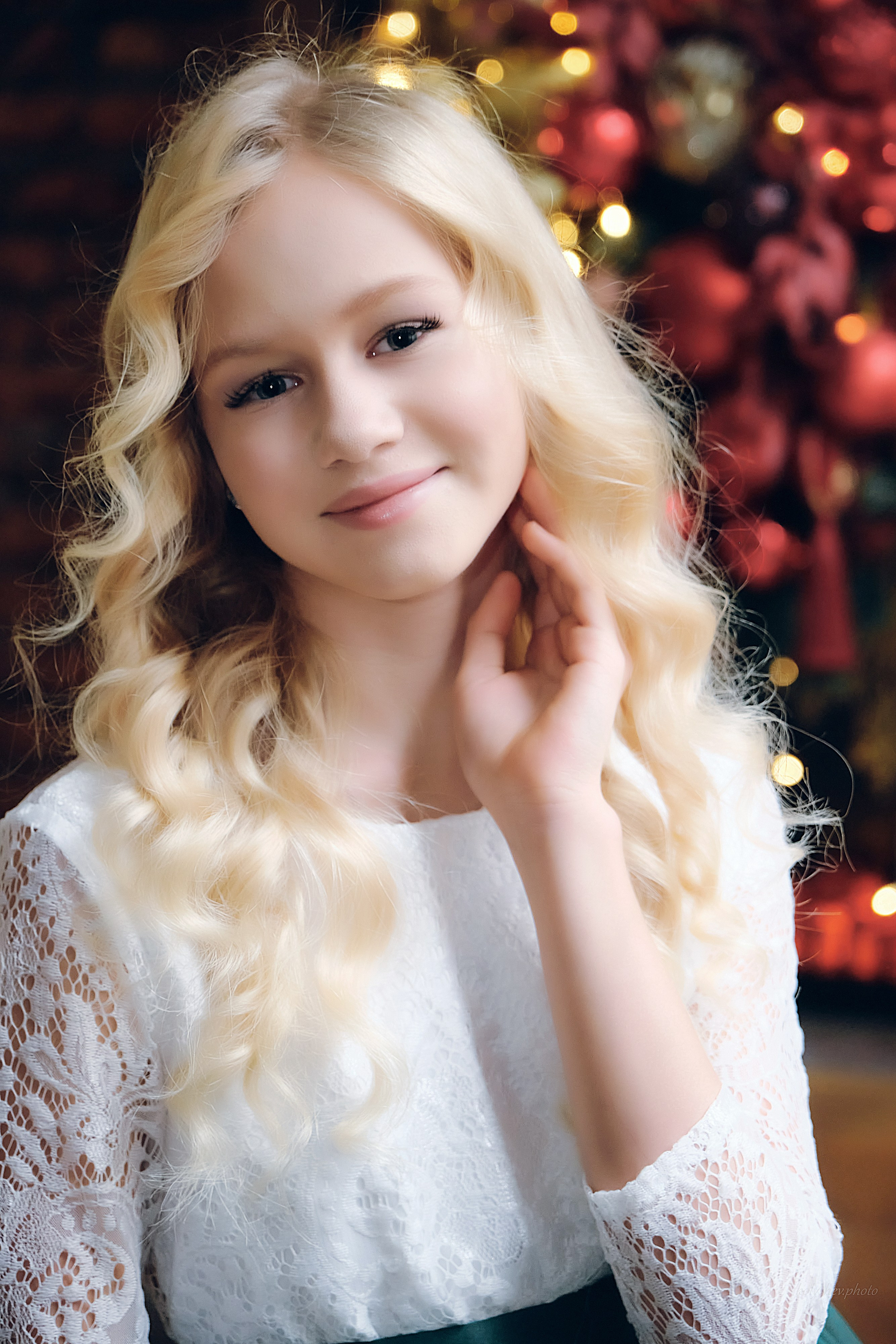 Новогодняя фотосессия для девушки в Октябрьском