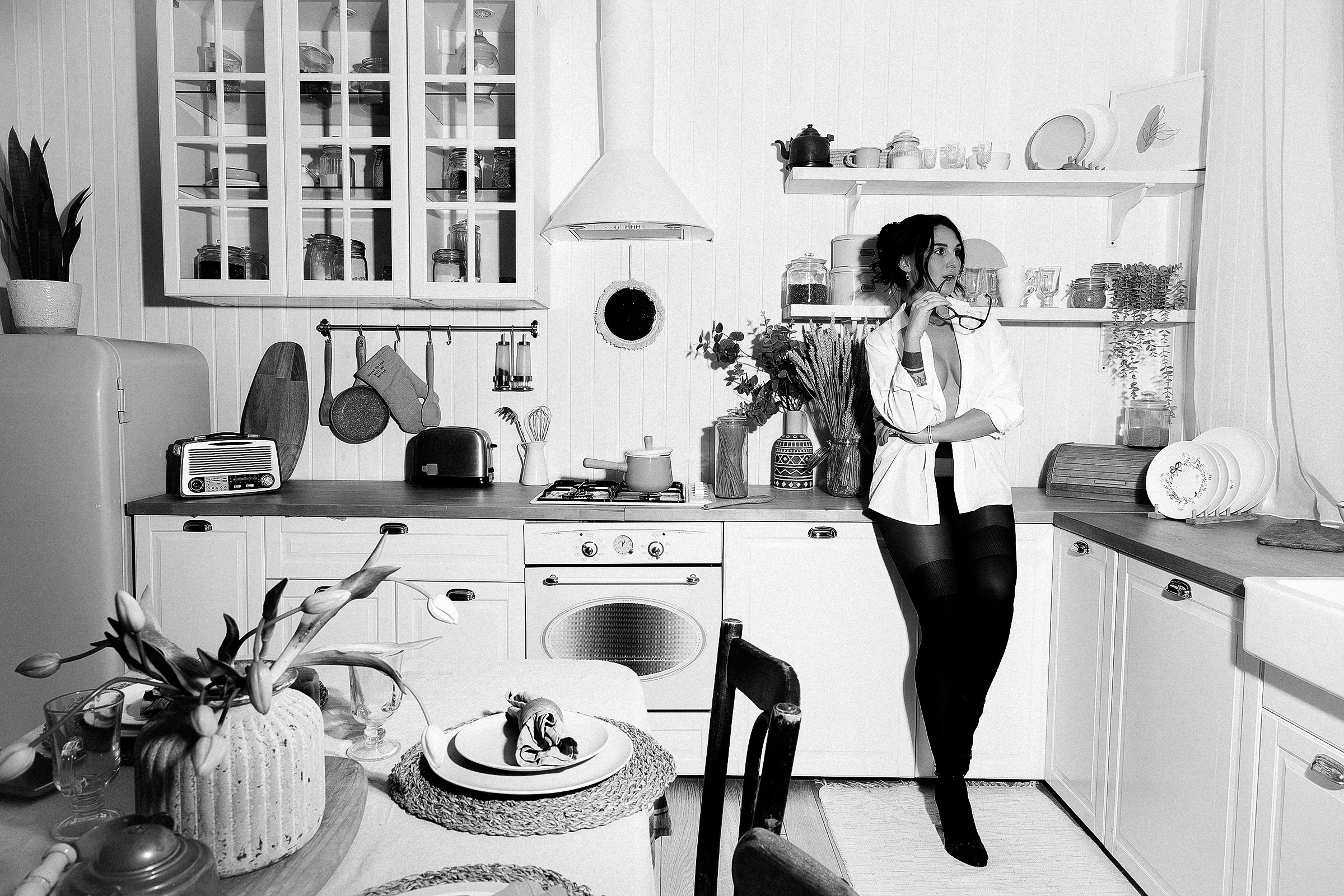 Роскошная девушка на кухне