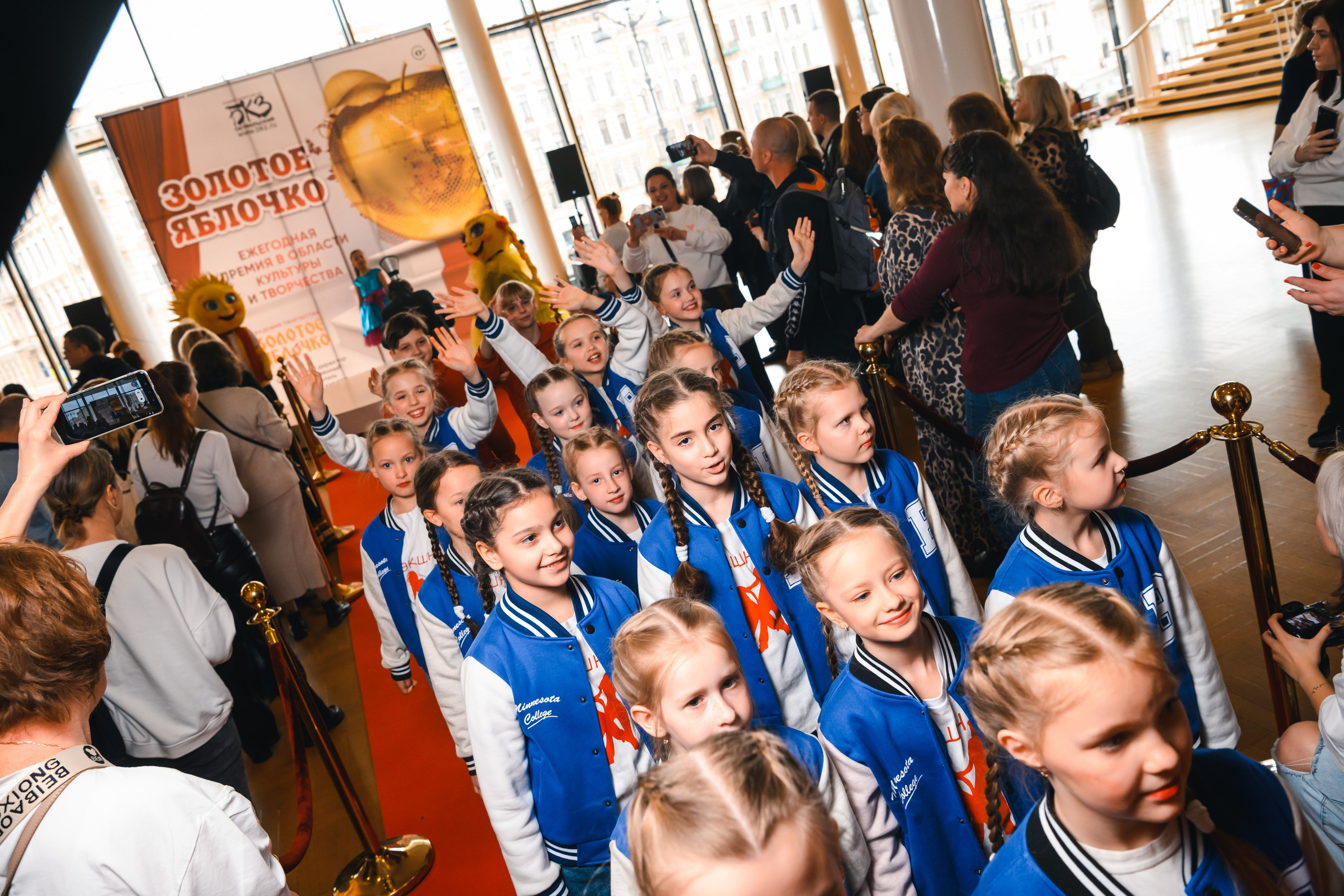 23 апреля, красная дорожка, БКЗ Октябрьский, г. Санкт-Петербург. Золотое яблочко