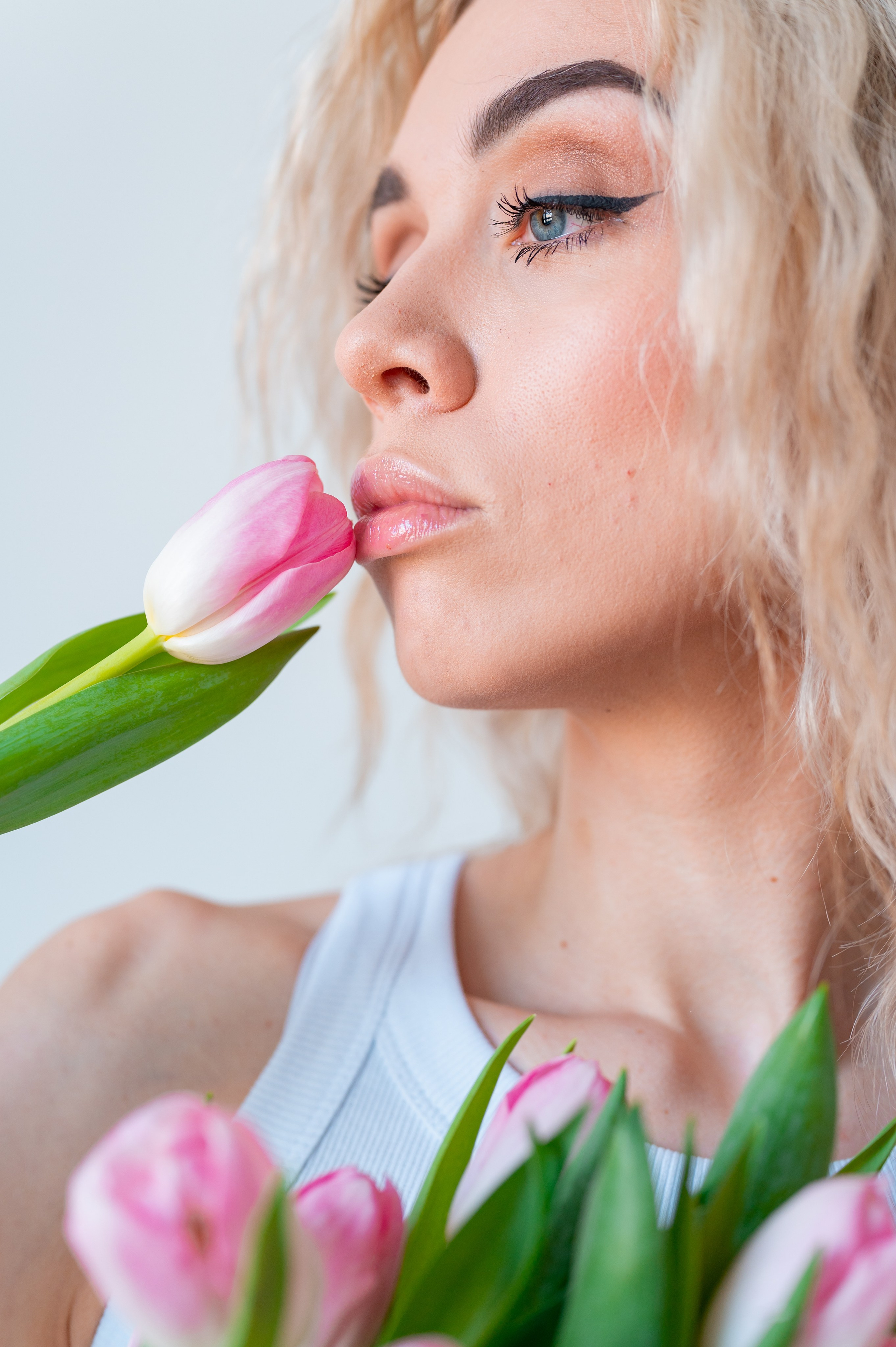 С тюльпанами. Портретный и будуарный фотограф в Воронеже. Игорь Бабичев