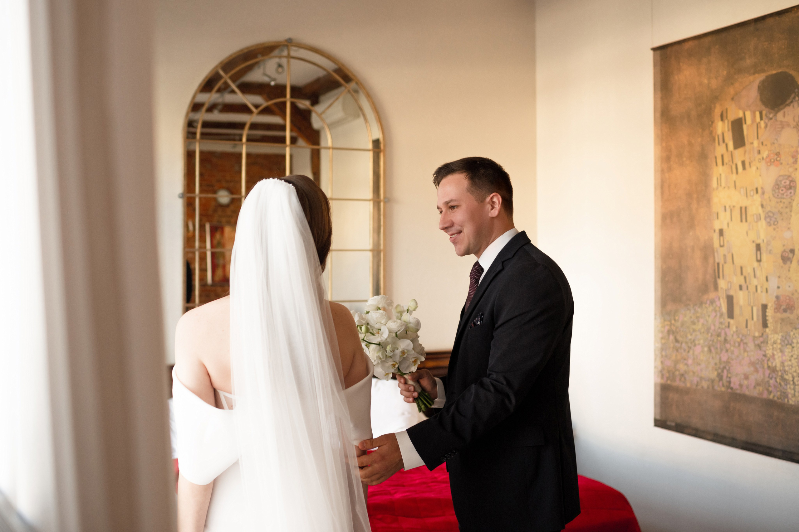 Жених впервые видит невесту в свадебном платье и не может сдержать слез.