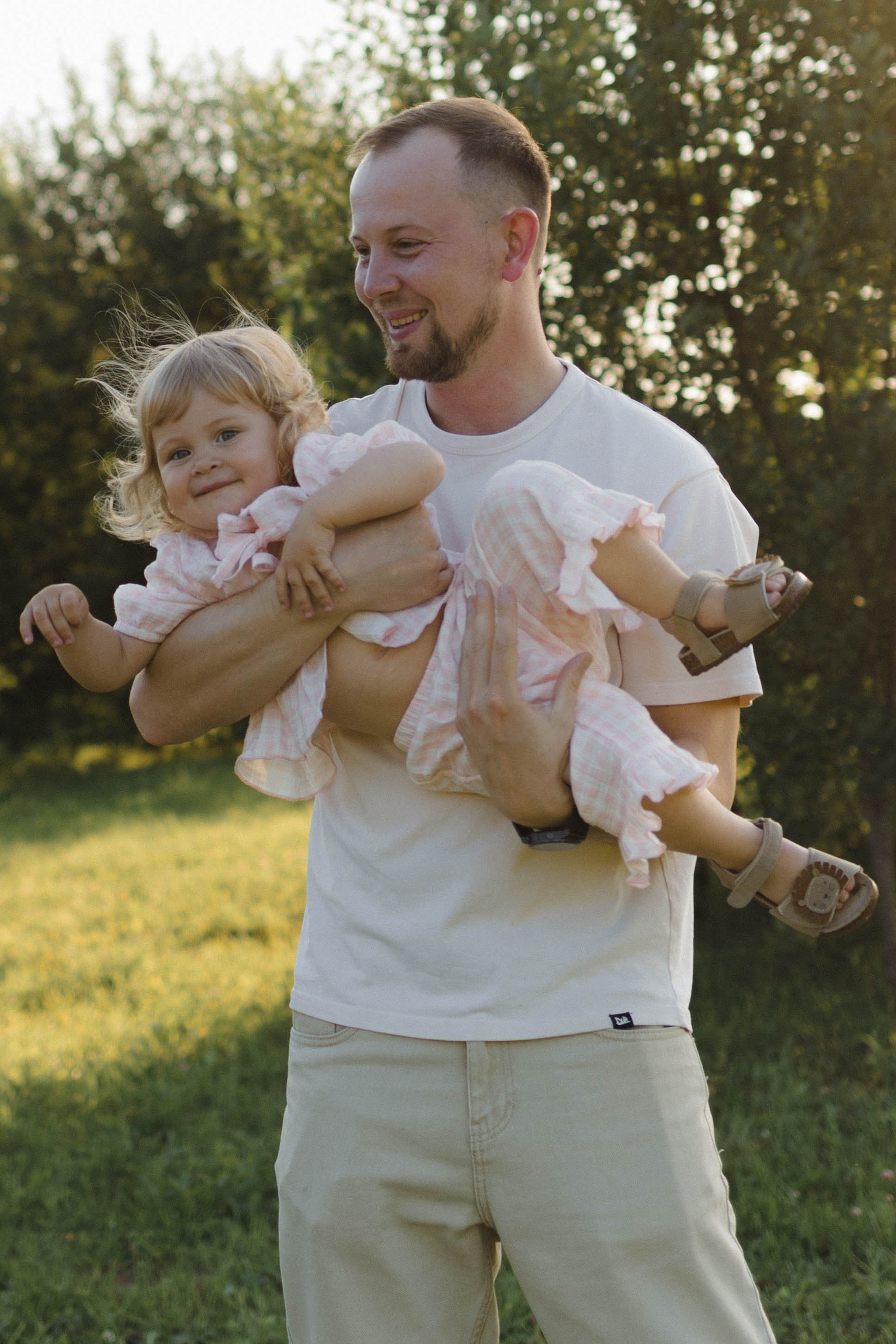 Прогулка с родителями. Фотография о важном