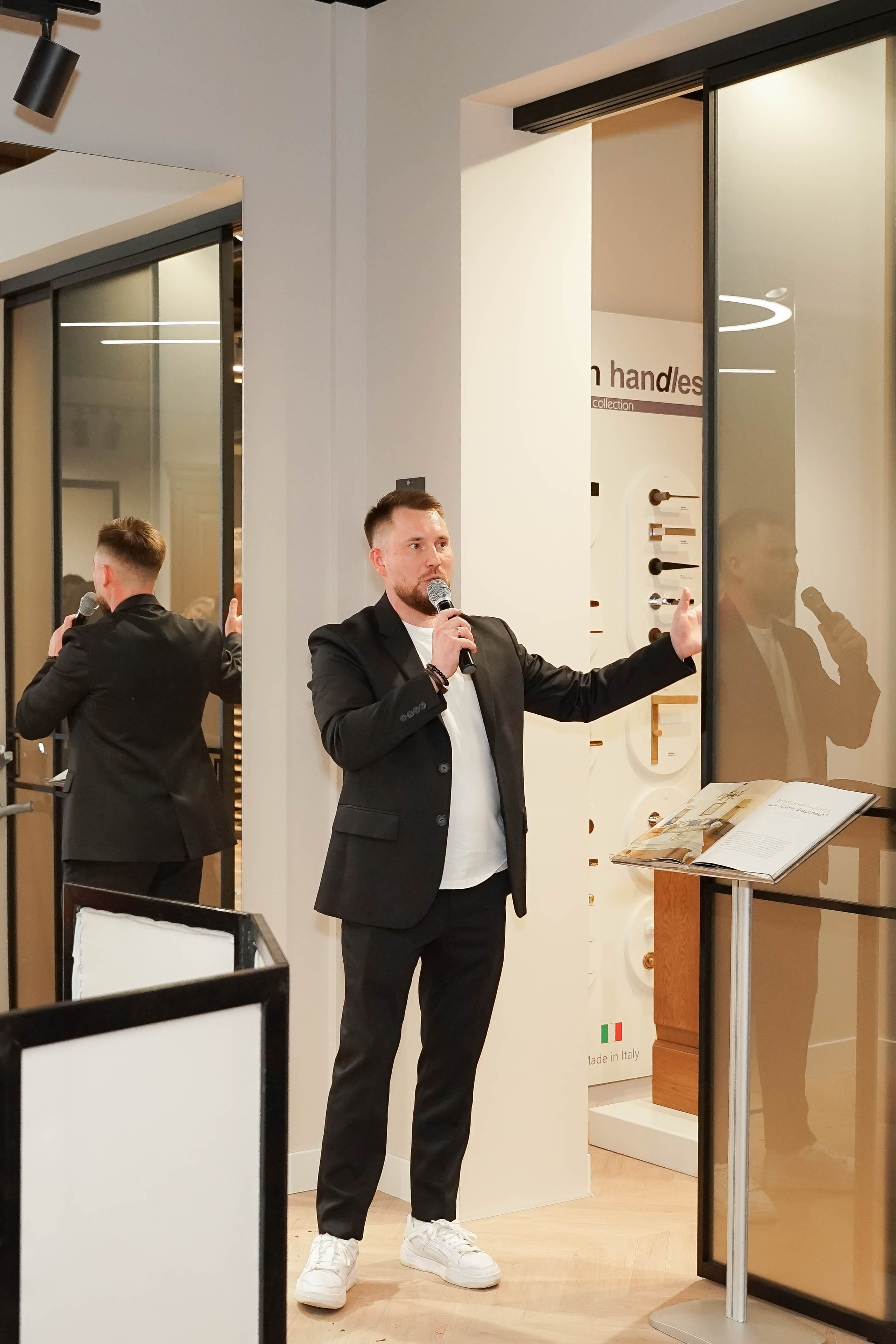 Репортажная съемка в салоне дверей