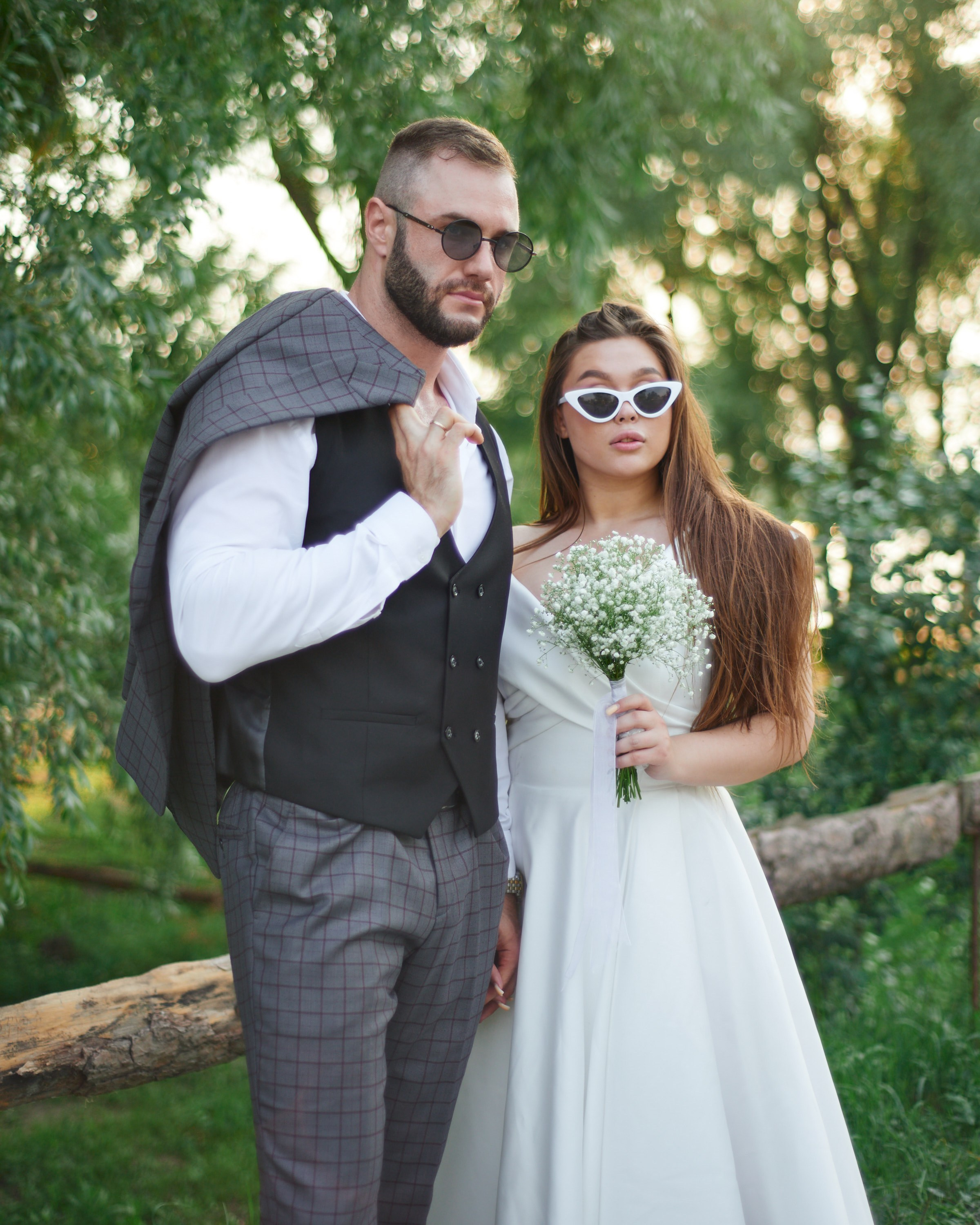 Свадебная фотосессия на улице с кабриолетом