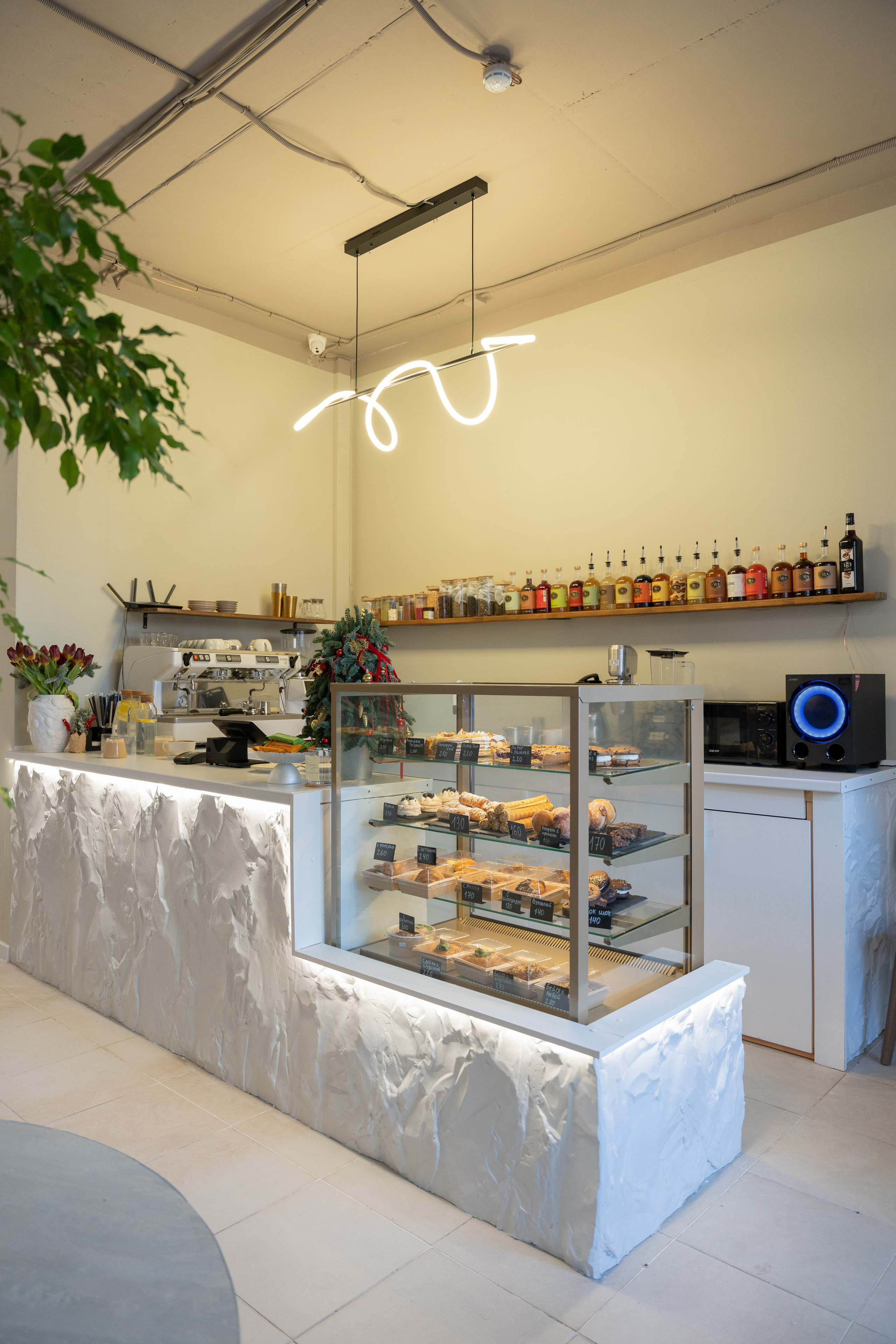 Интерьерная фотосъемка кофейни Love and Coffee — уютное место в Краснодаре Профессиональная фотосъемка интерьера кофейни в Краснодаре — Love. Шедевры для Вас! Фотограф и Видеограф в Краснодаре Пахиев Руслан