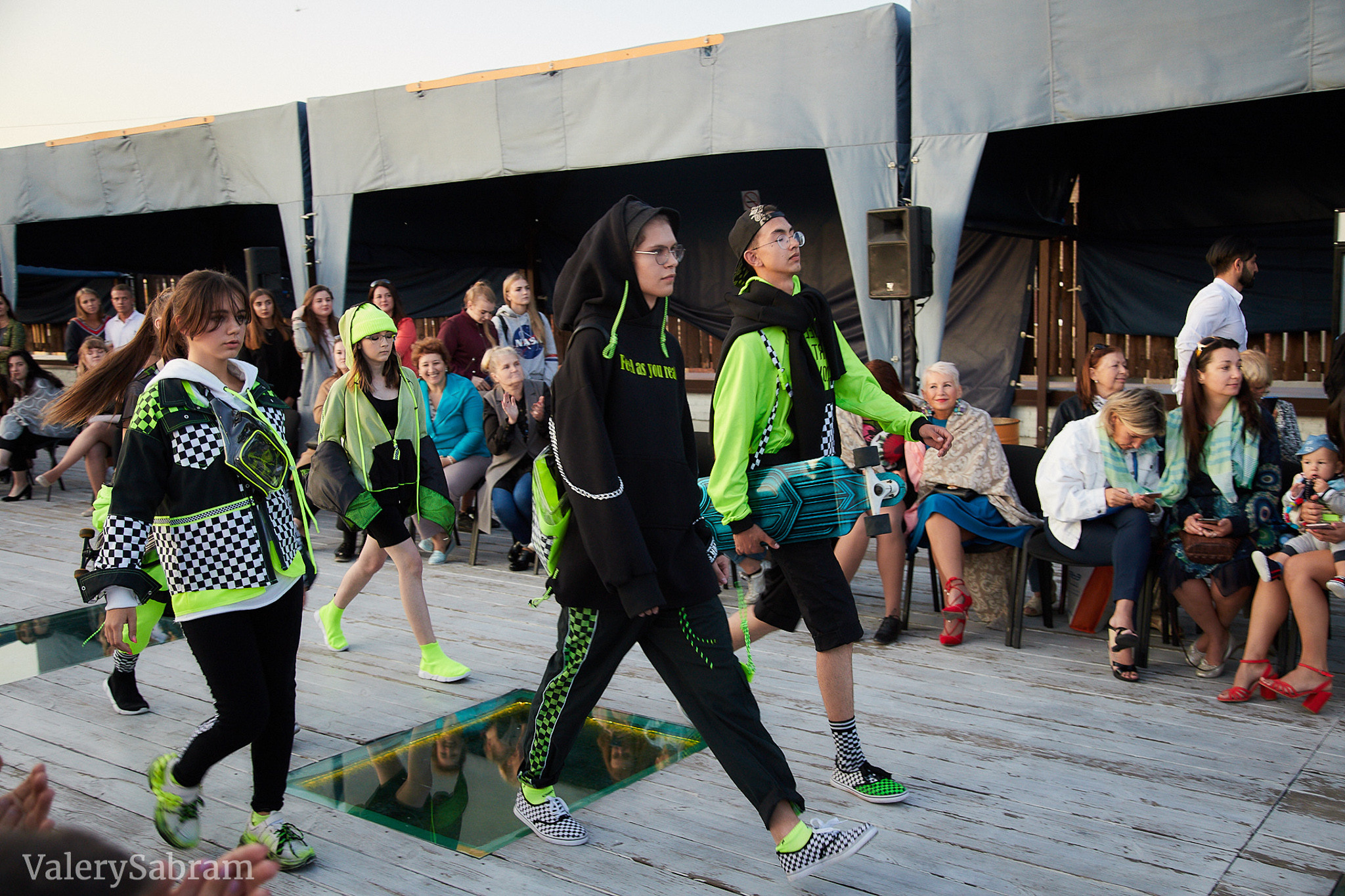 Модный показ Fresh Fashion School в галерее «Артмуза». Фотограф Валерий Сабрам