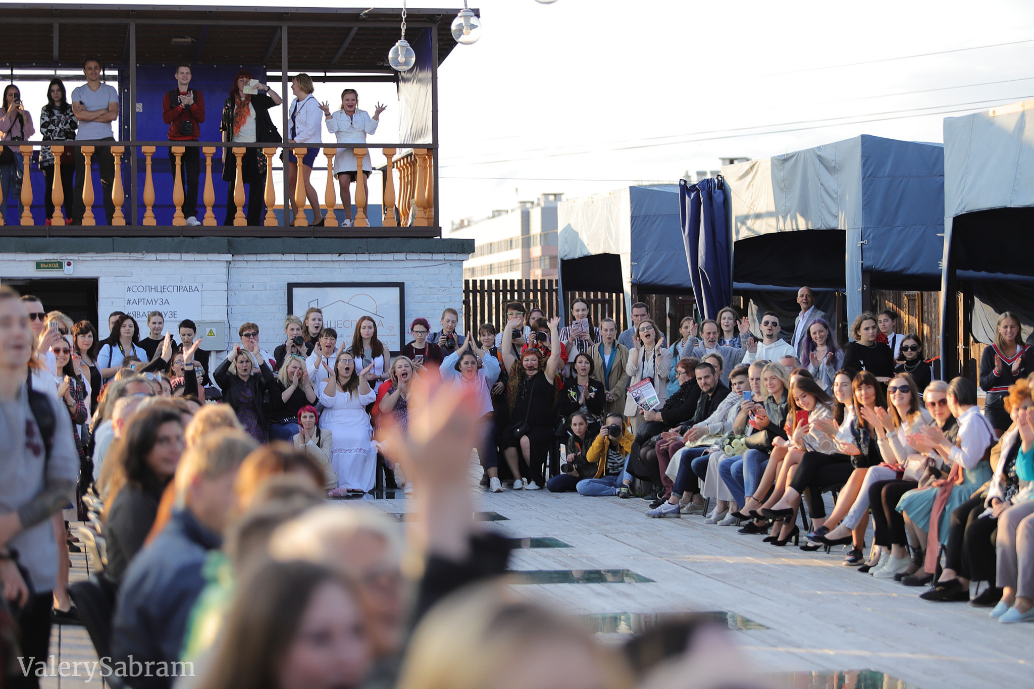 Модный показ Fresh Fashion School в галерее «Артмуза». Фотограф Валерий Сабрам