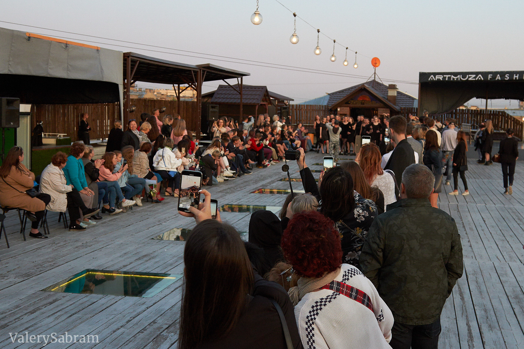 Модный показ Fresh Fashion School в галерее «Артмуза». Фотограф Валерий Сабрам