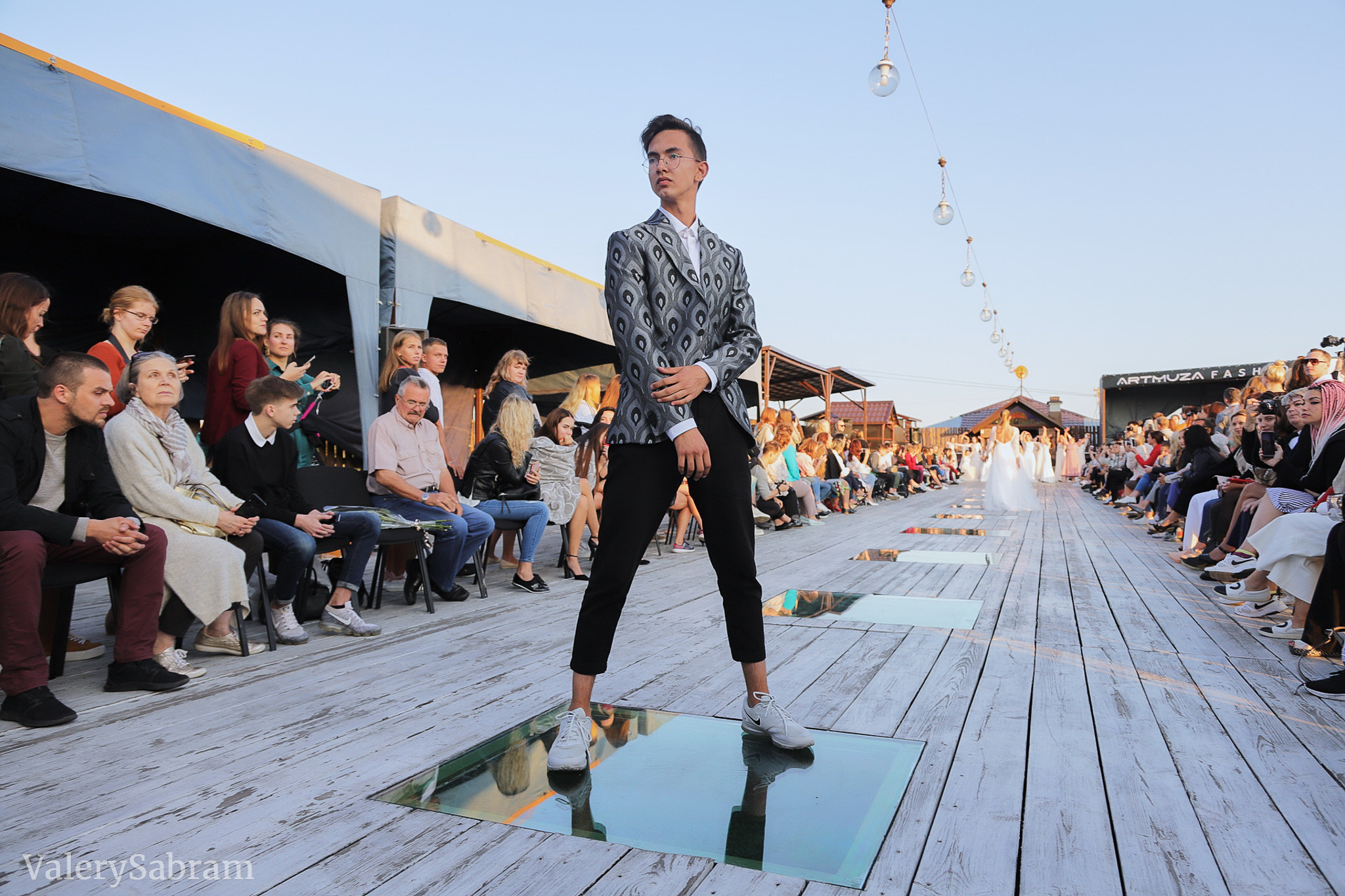 Модный показ Fresh Fashion School в галерее «Артмуза». Фотограф Валерий Сабрам