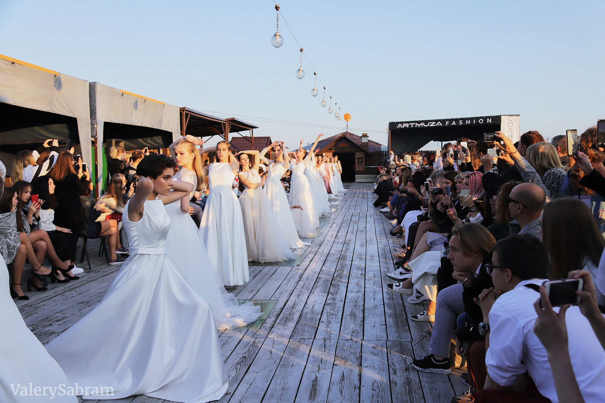 Модный показ Fresh Fashion School в галерее «Артмуза». Фотограф Валерий Сабрам