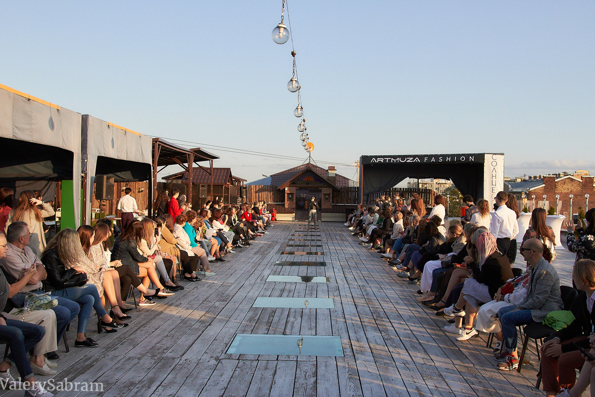 Модный показ Fresh Fashion School в галерее «Артмуза». Фотограф Валерий Сабрам