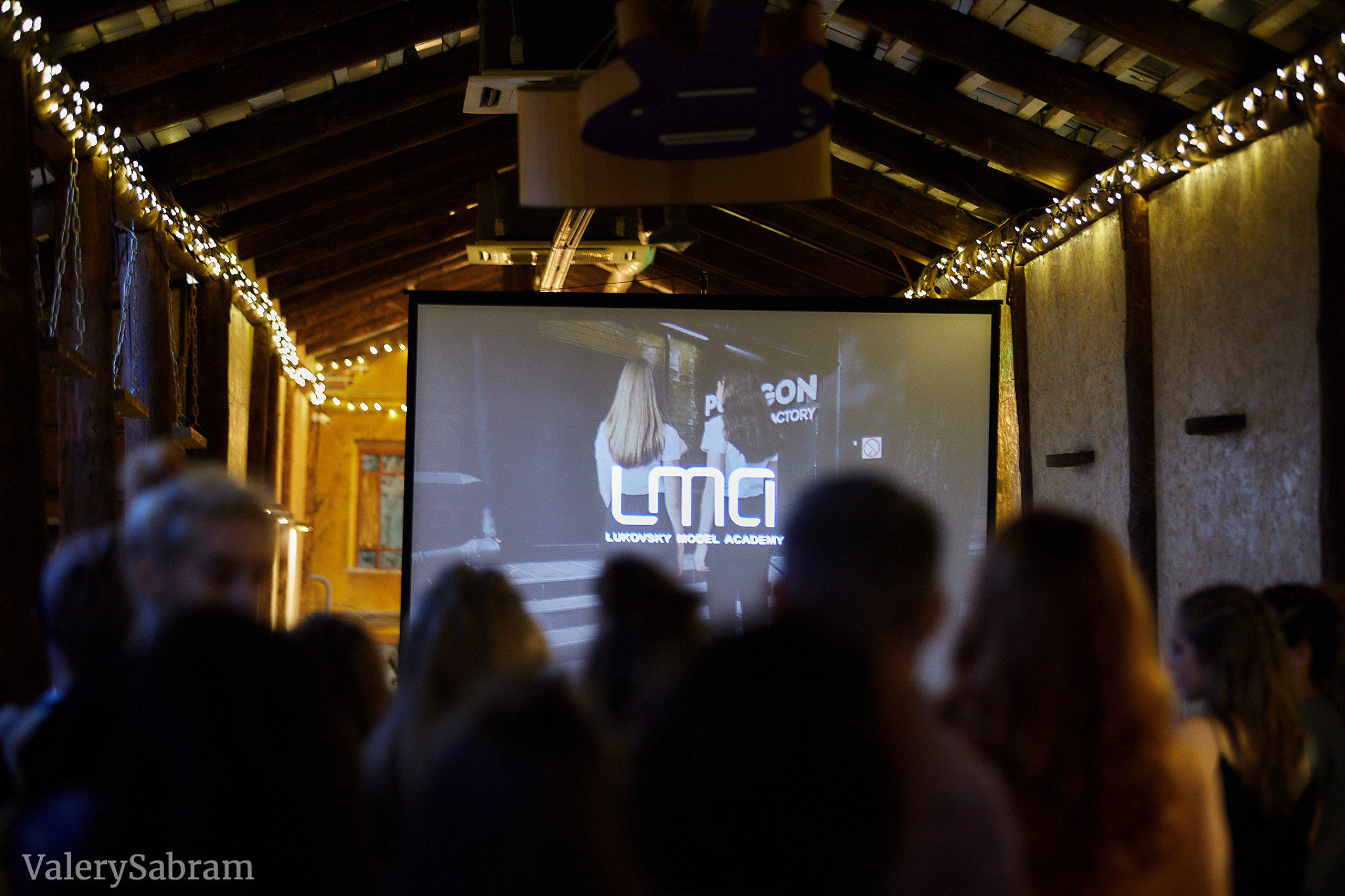 Модный показ Fresh Fashion School в галерее «Артмуза». Фотограф Валерий Сабрам