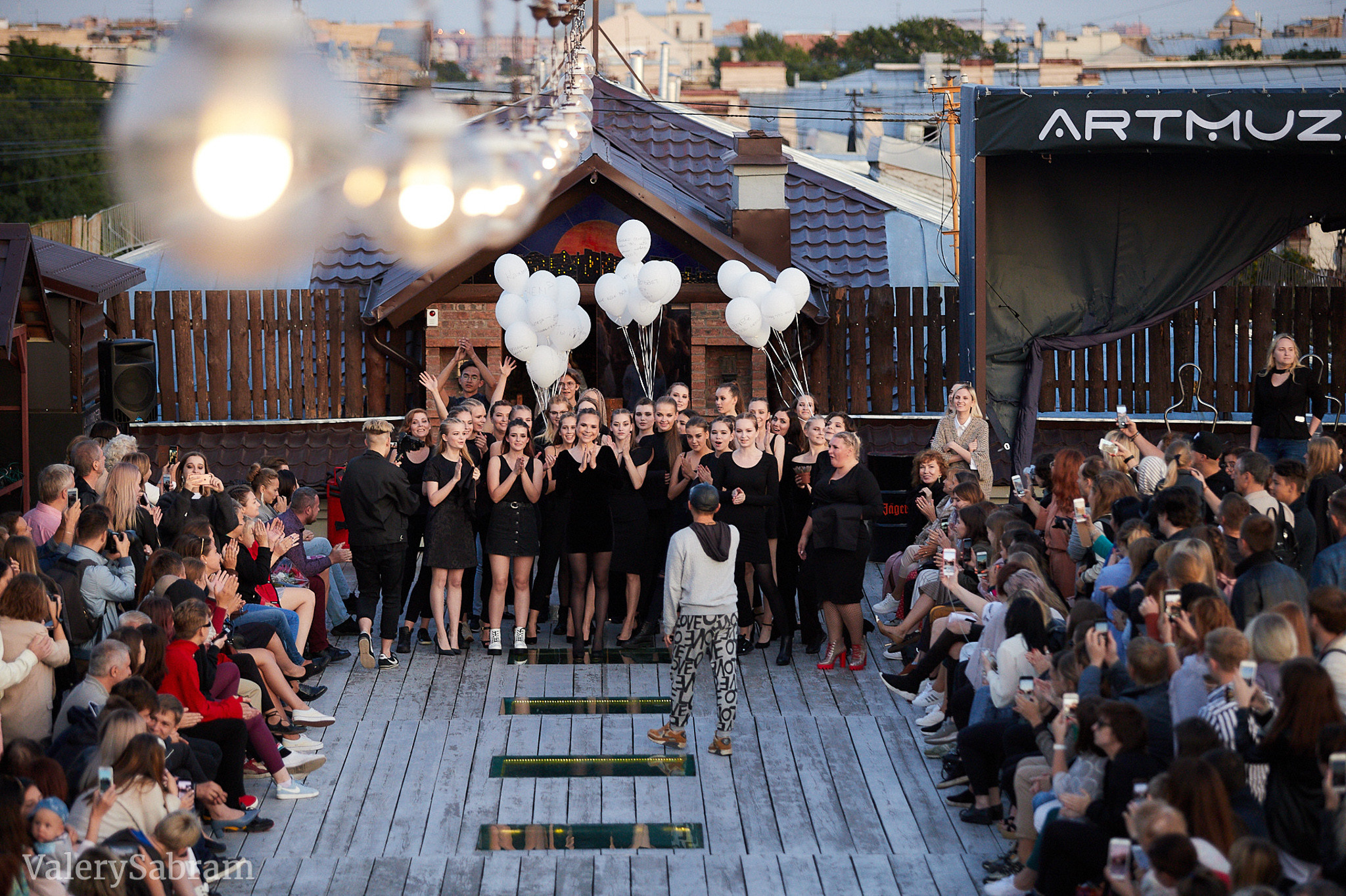 Модный показ Fresh Fashion School в галерее «Артмуза». Фотограф Валерий Сабрам