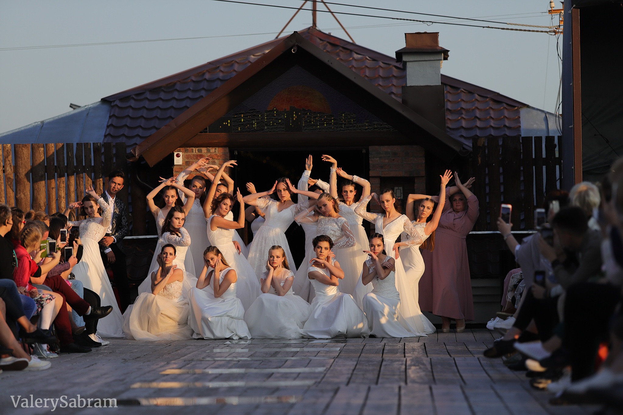 Модный показ Fresh Fashion School в галерее «Артмуза». Фотограф Валерий Сабрам