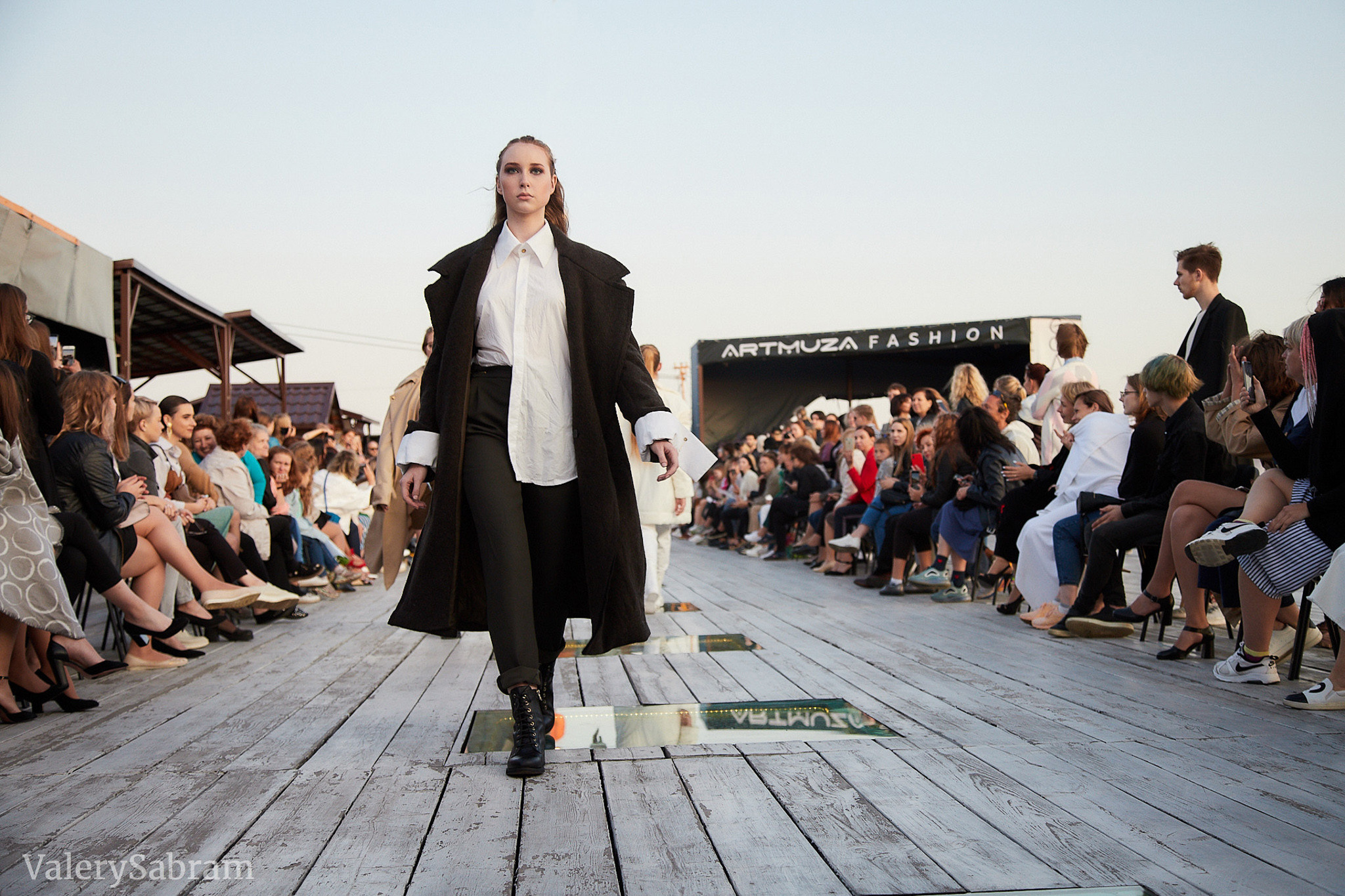 Модный показ Fresh Fashion School в галерее «Артмуза». Фотограф Валерий Сабрам