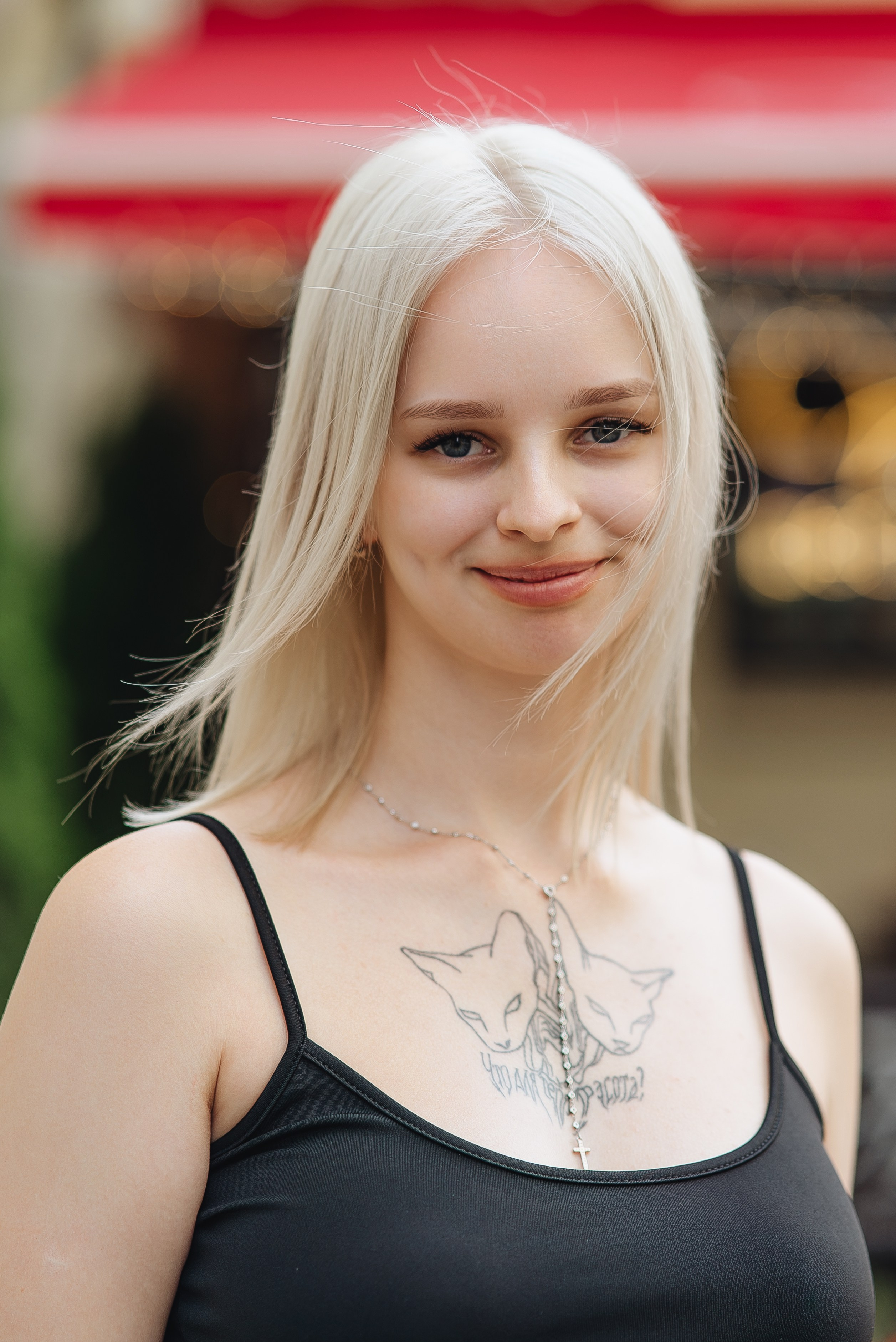 Красивая милая девушка блондинка