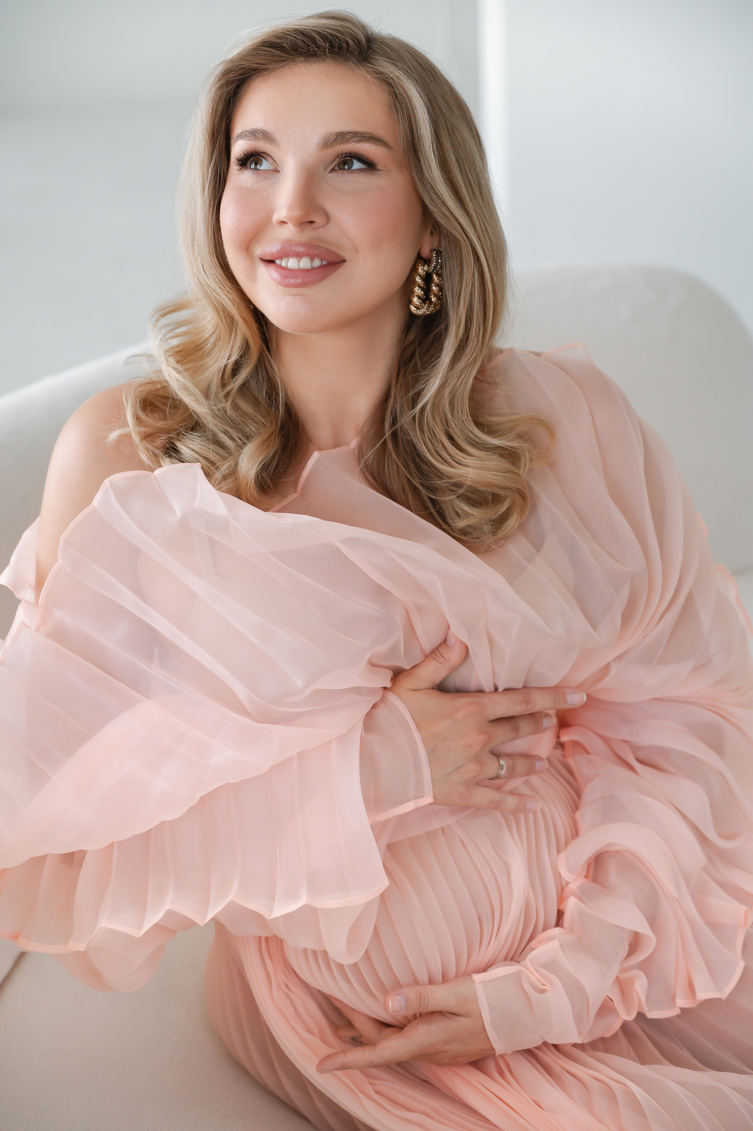 Профессиональный семейный и беременный фотограф в Санкт-Петербурге — Маргарита Иванова. Индивидуальные фотосессии под ключ: от образа до гот. Профессиональный фотограф беременности в СПБ. Стильные фотосессии беременности в стиле минимализм и классическая фотография