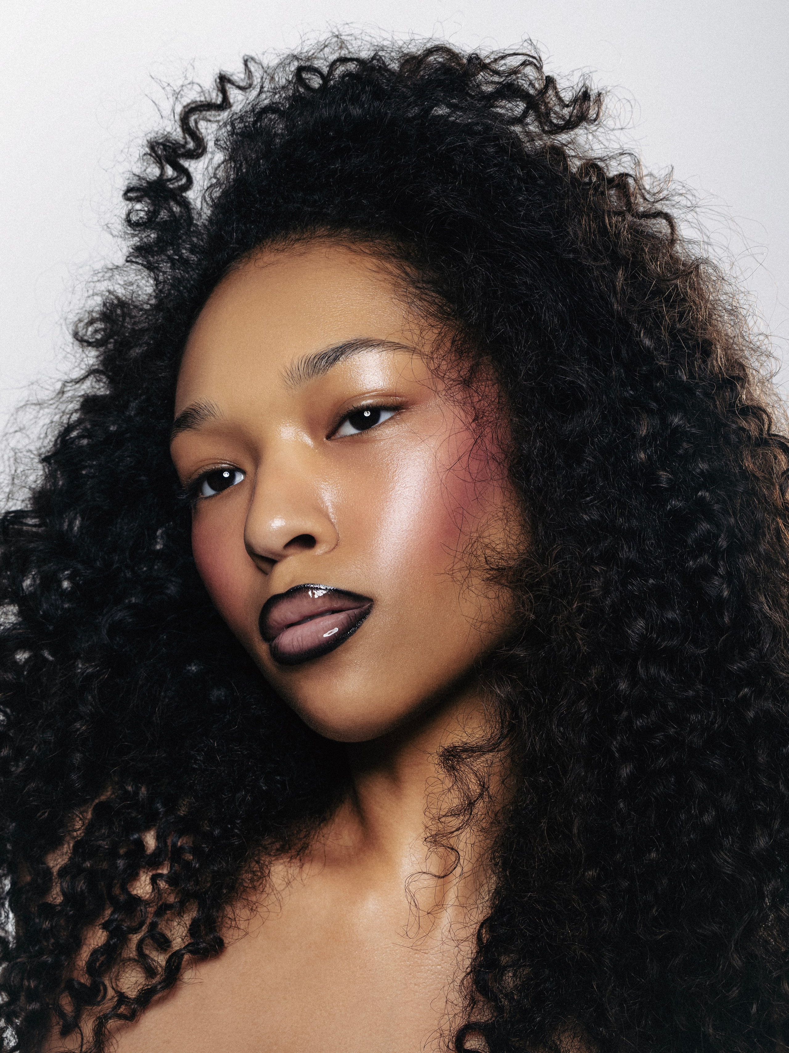 BEAUTY & FASHION. Retouch, post-production, color grading for stills