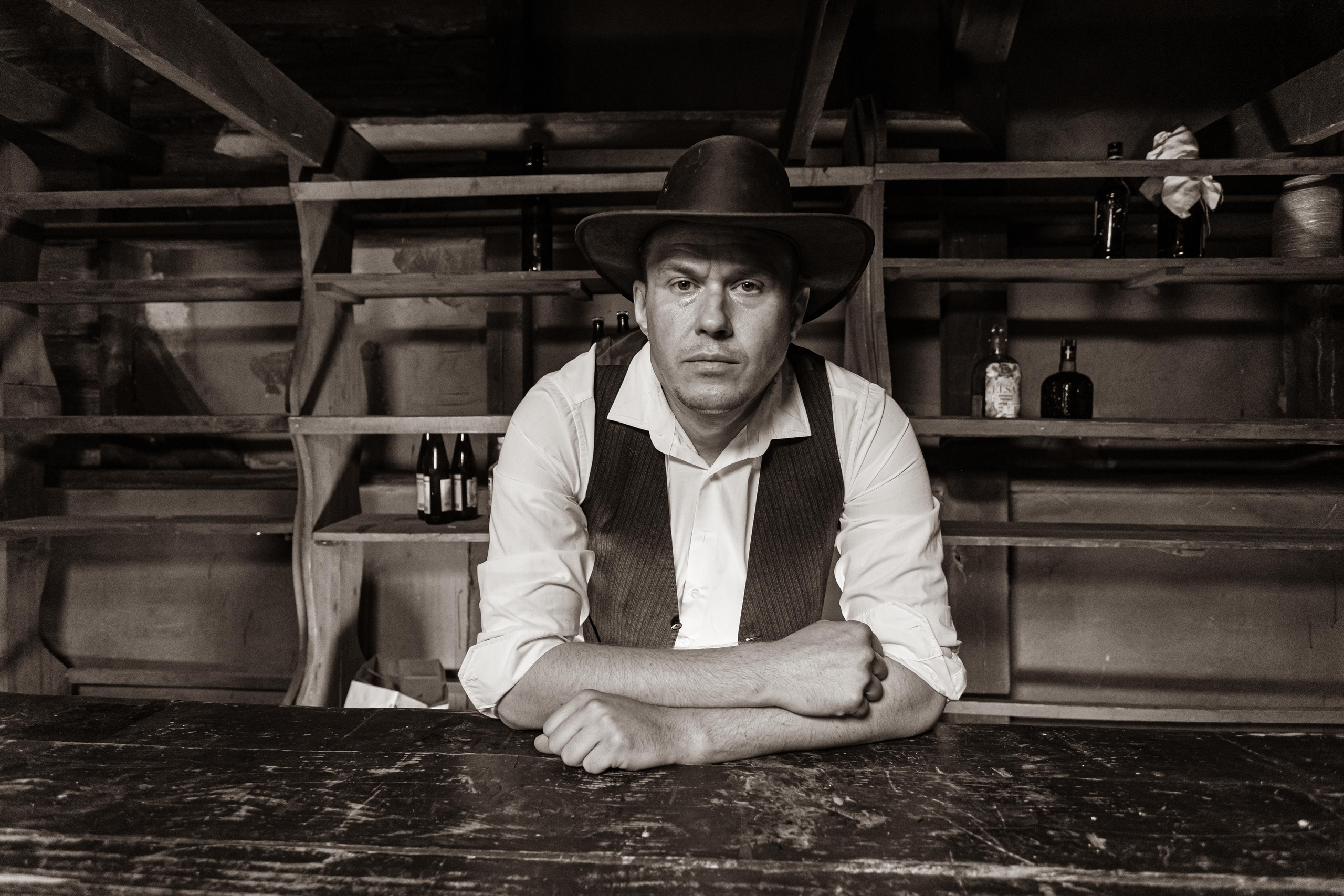 Крематорий. Бэк с клипа «Бар под дулом револьвера». Фотограф Сонкина Татьяна