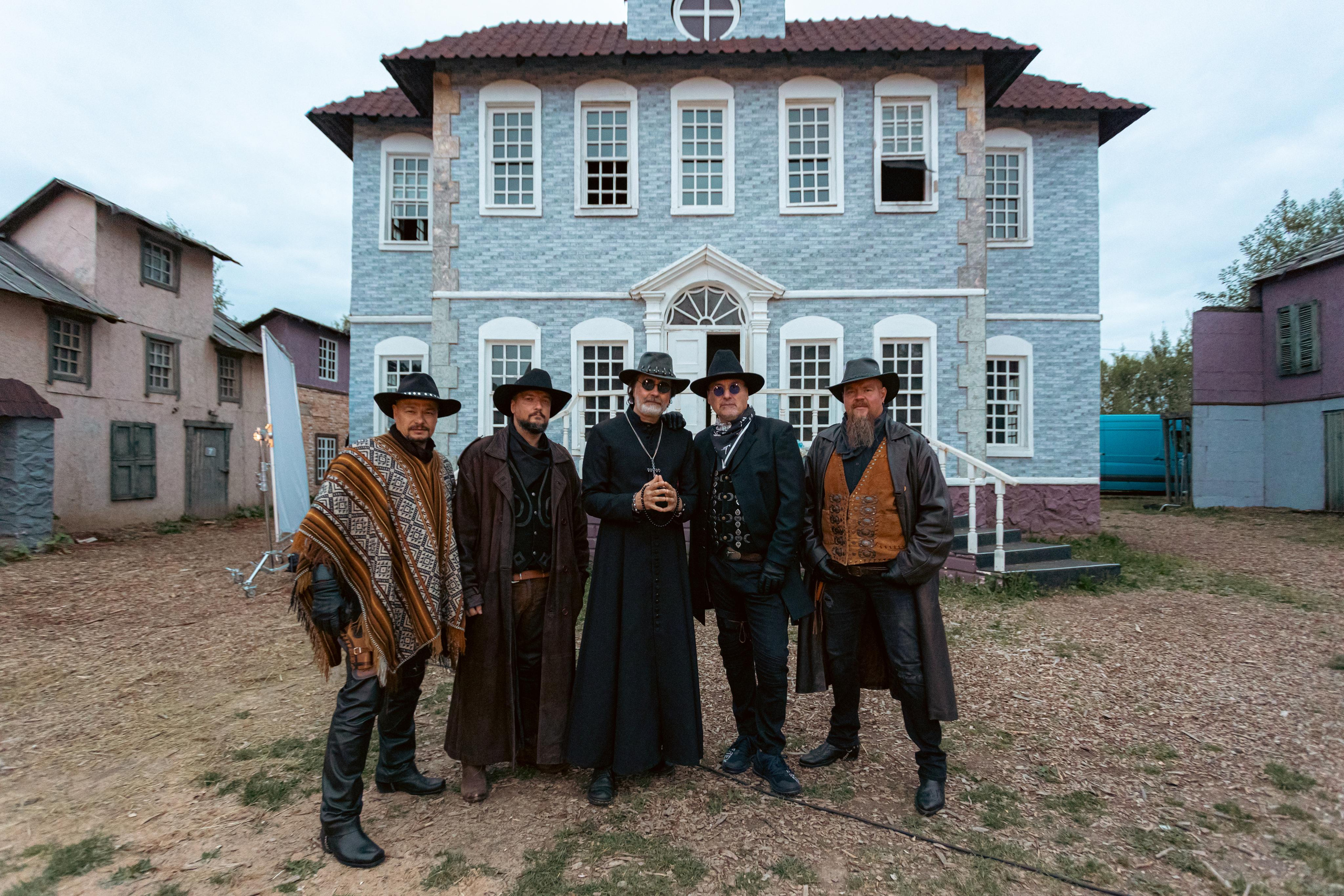 Крематорий. Бэк с клипа «Бар под дулом револьвера». Фотограф Сонкина Татьяна