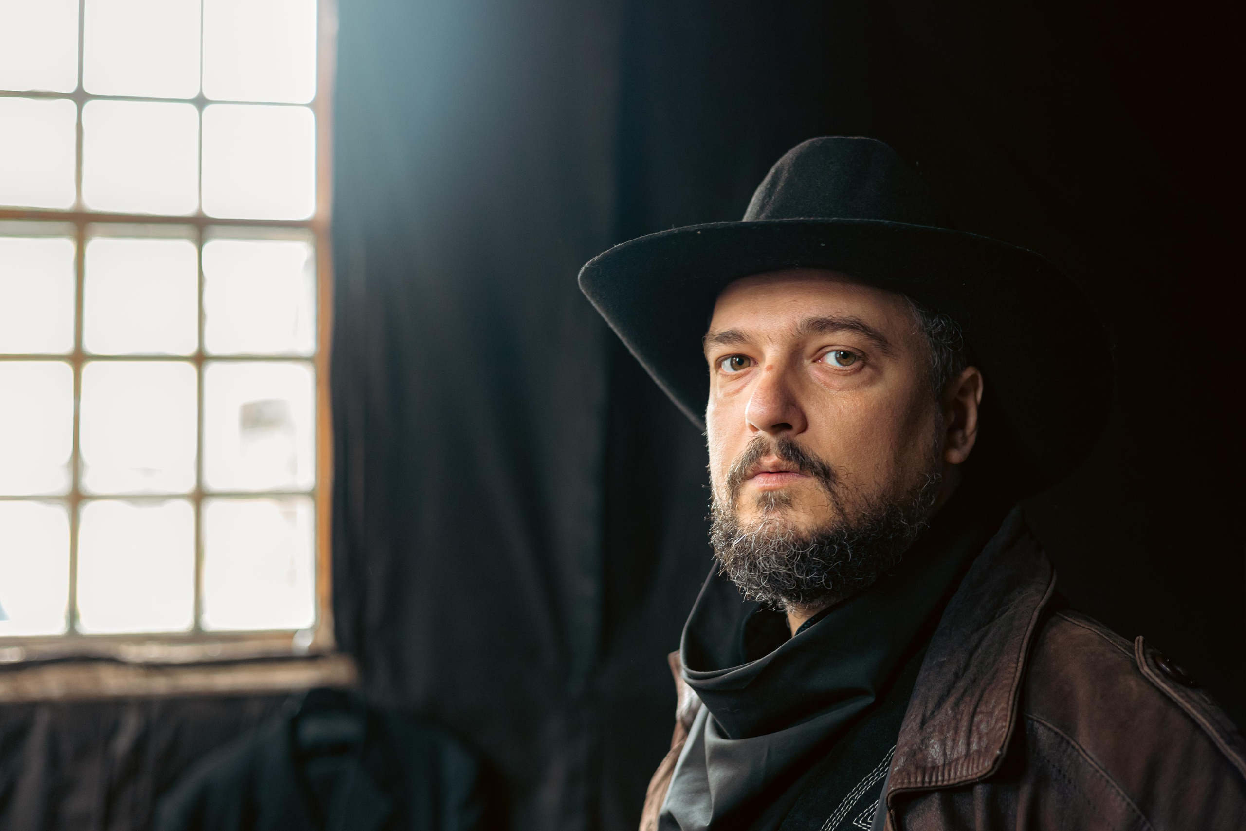 Крематорий. Бэк с клипа «Бар под дулом револьвера». Фотограф Сонкина Татьяна