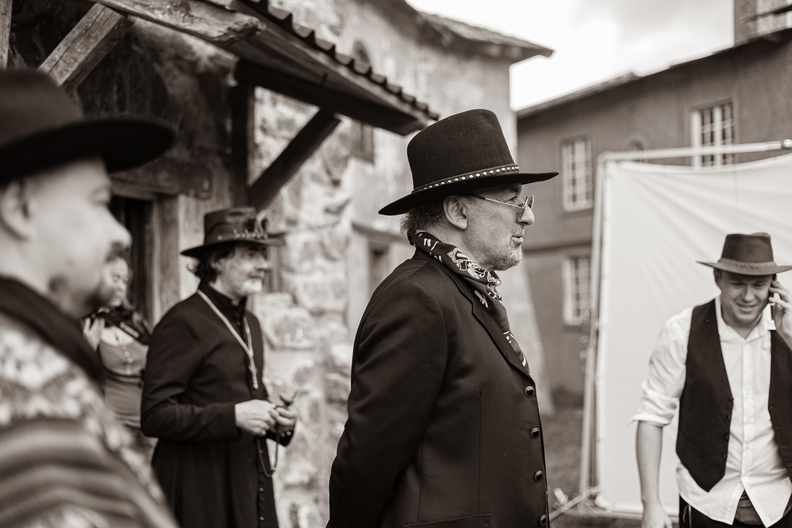 Крематорий. Бэк с клипа «Бар под дулом револьвера». Фотограф Сонкина Татьяна