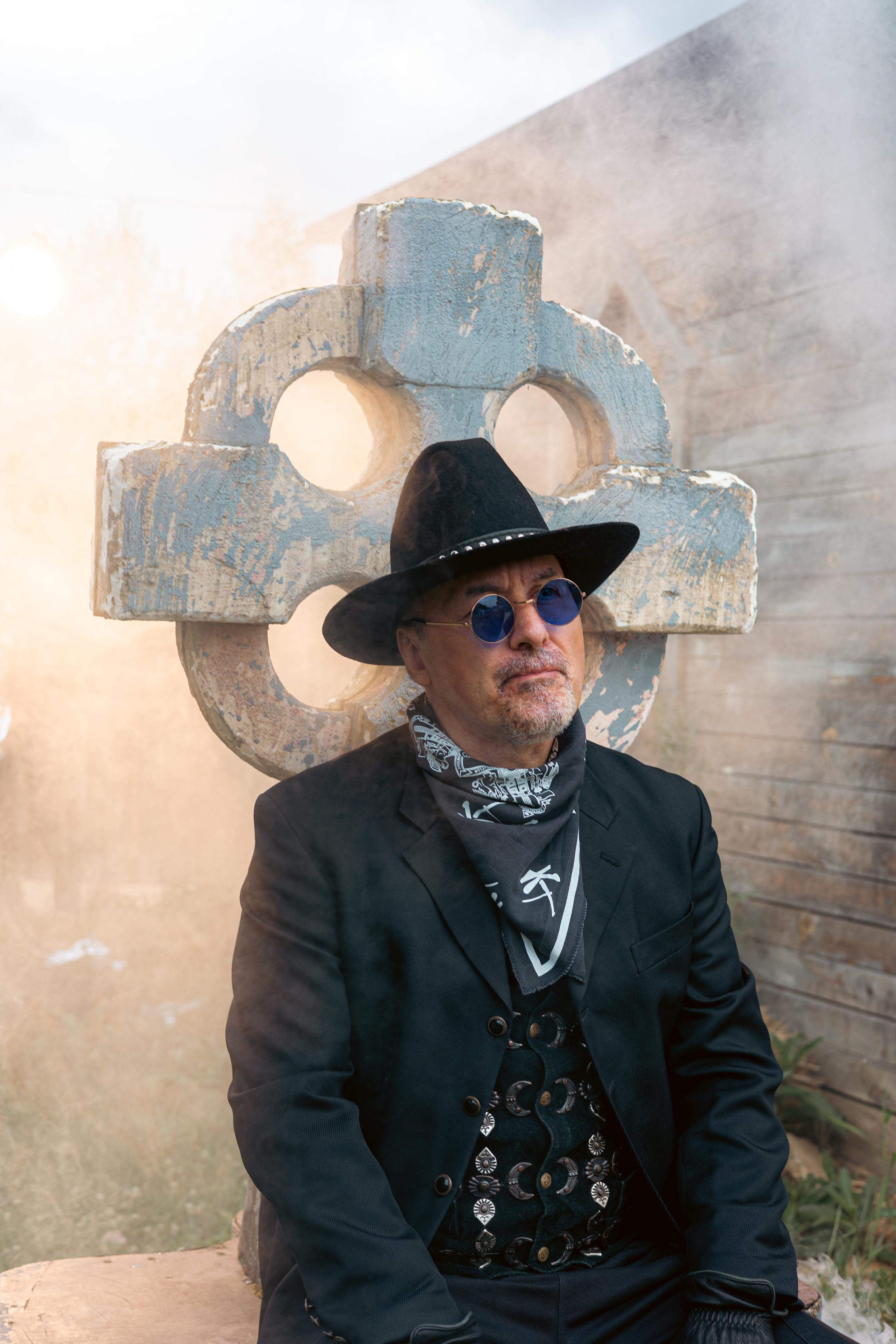 Крематорий. Бэк с клипа «Бар под дулом револьвера». Фотограф Сонкина Татьяна