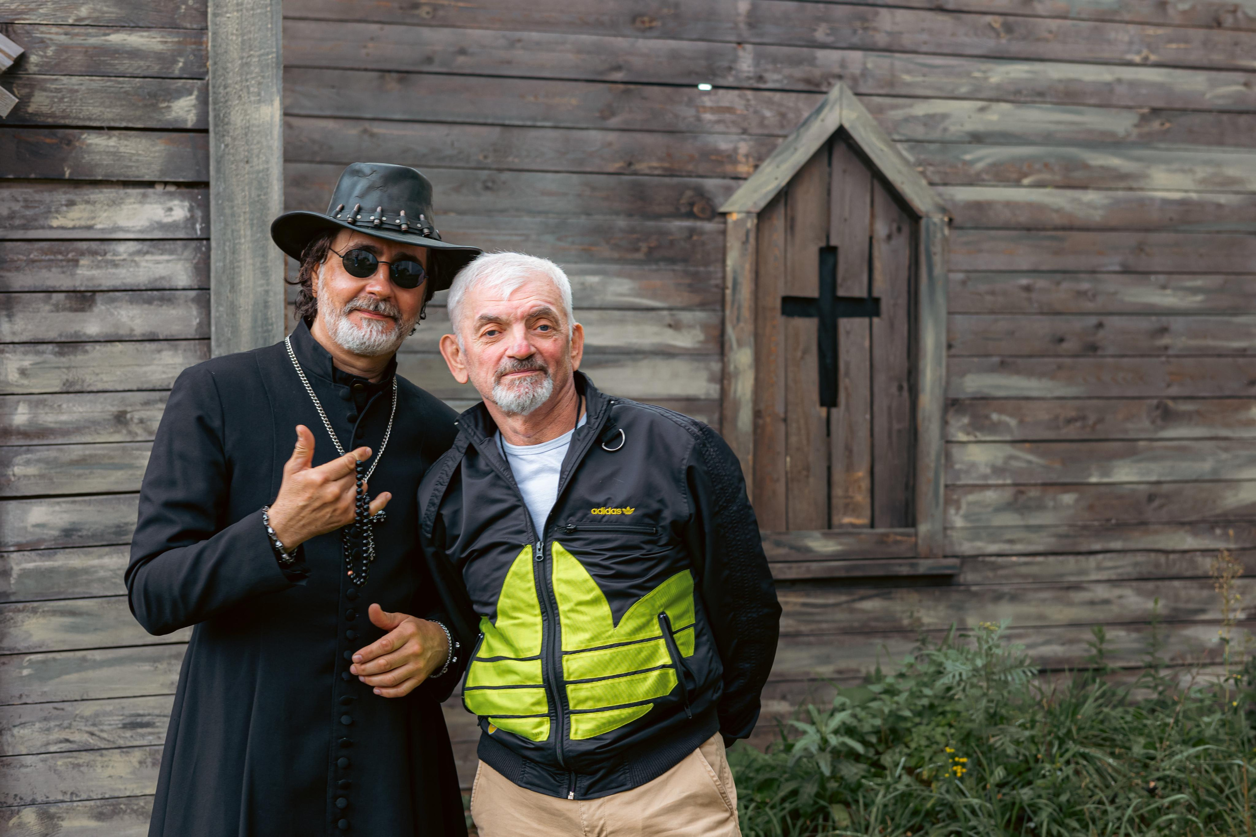 Крематорий. Бэк с клипа «Бар под дулом револьвера». Фотограф Сонкина Татьяна