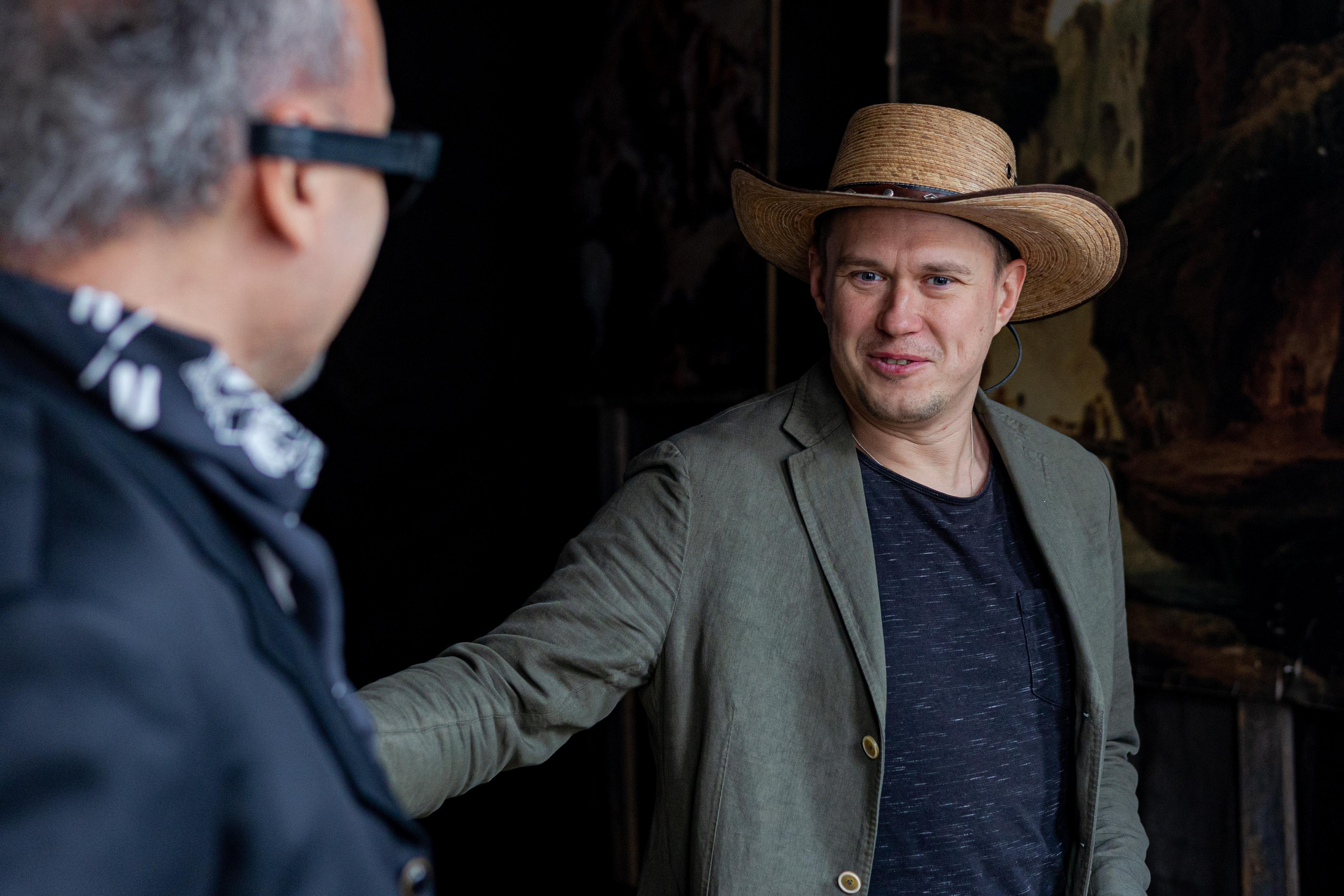 Крематорий. Бэк с клипа «Бар под дулом револьвера». Фотограф Сонкина Татьяна