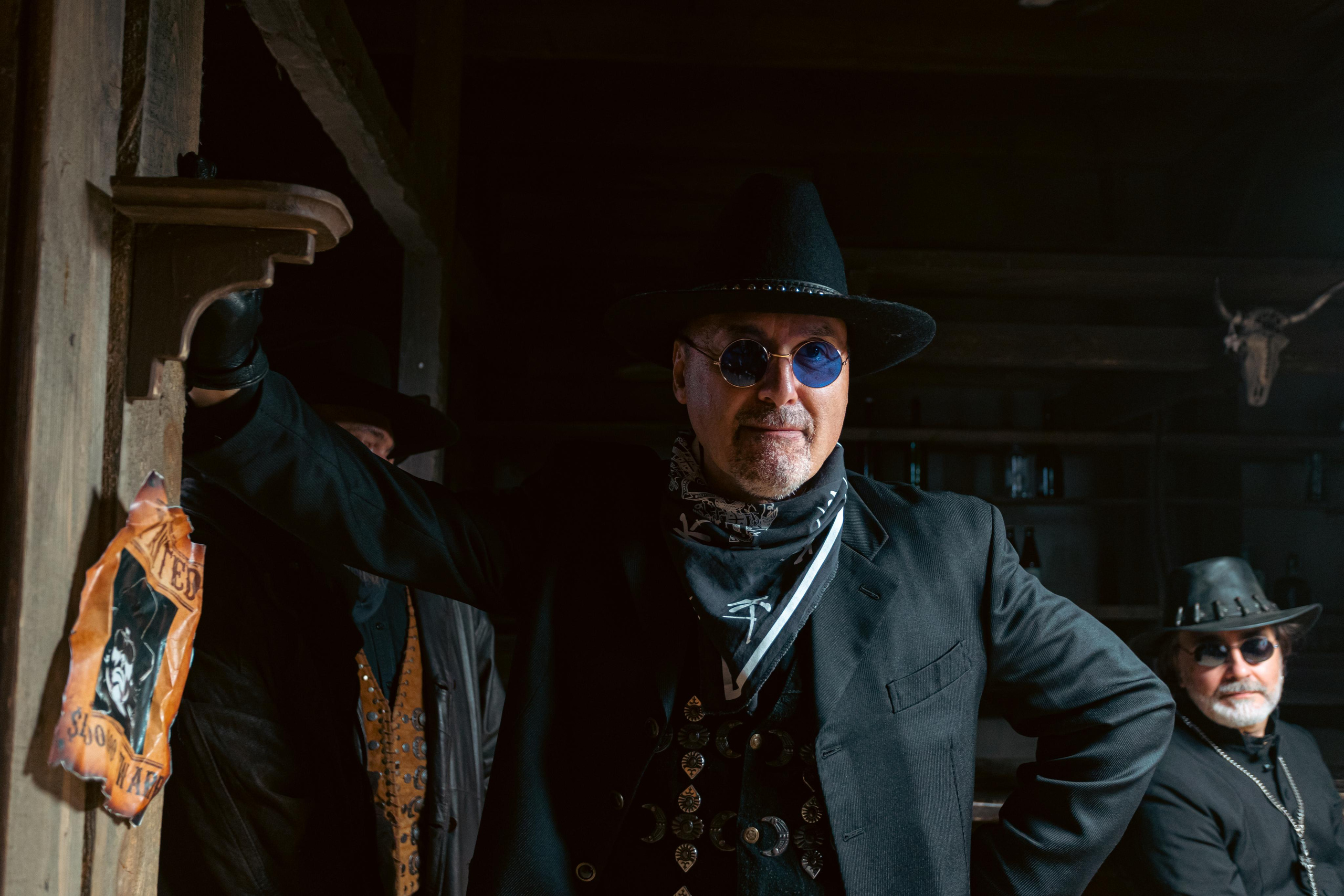 Крематорий. Бэк с клипа «Бар под дулом револьвера». Фотограф Сонкина Татьяна