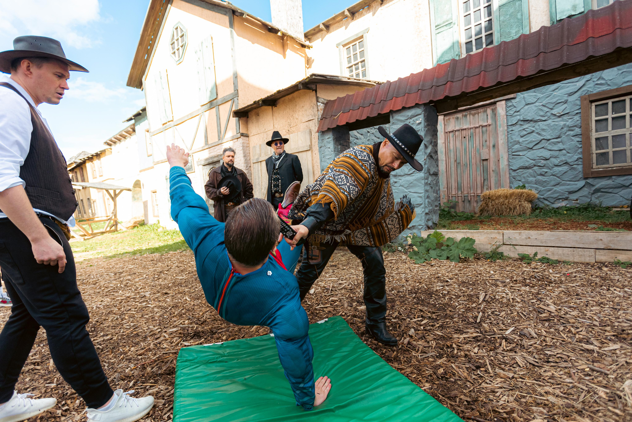 Крематорий. Бэк с клипа «Бар под дулом револьвера». Фотограф Сонкина Татьяна