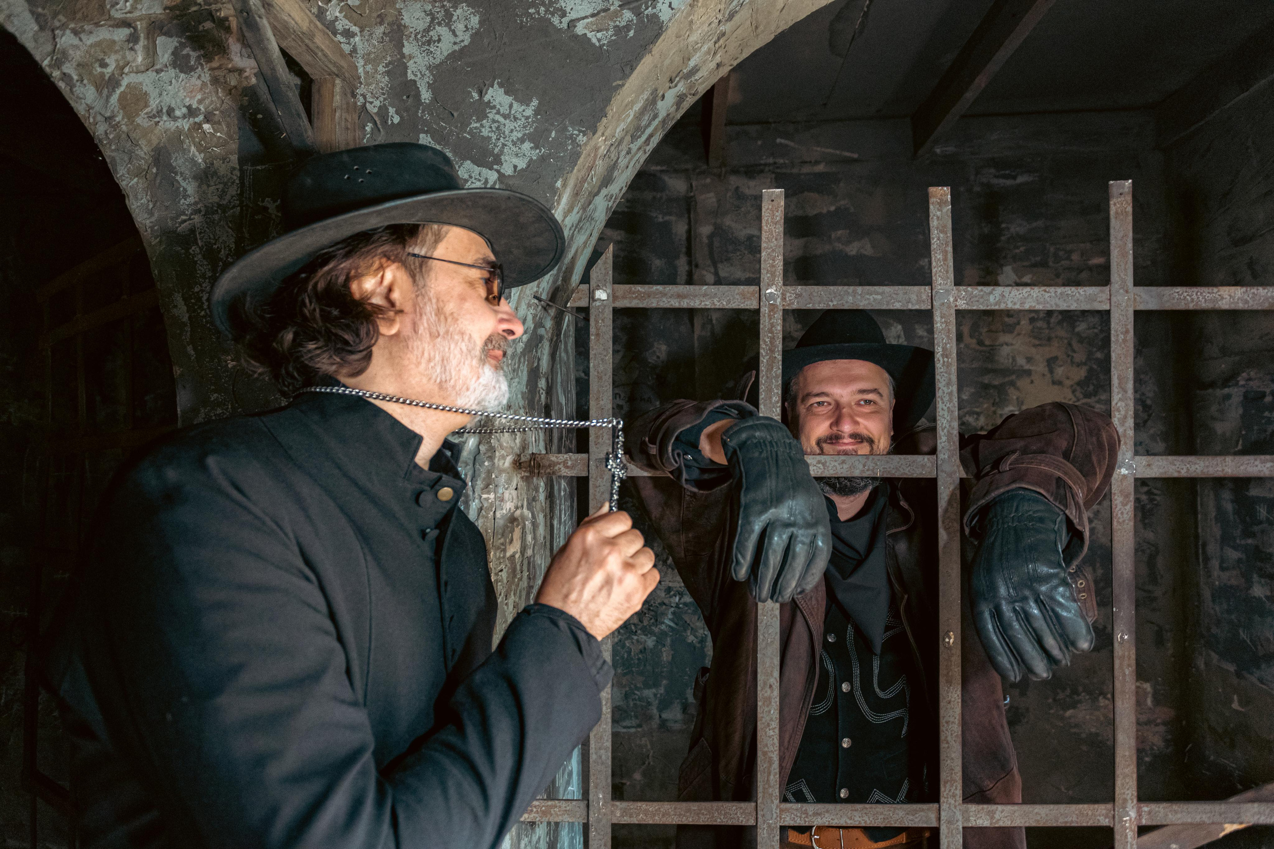 Крематорий. Бэк с клипа «Бар под дулом револьвера». Фотограф Сонкина Татьяна