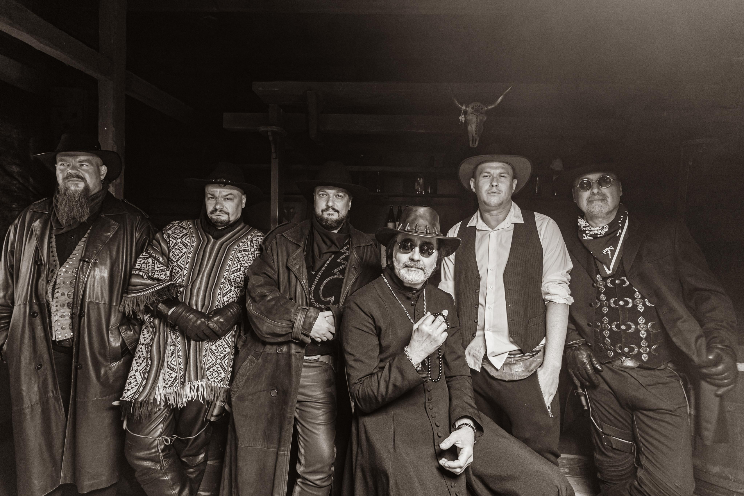 Крематорий. Бэк с клипа «Бар под дулом револьвера». Фотограф Сонкина Татьяна