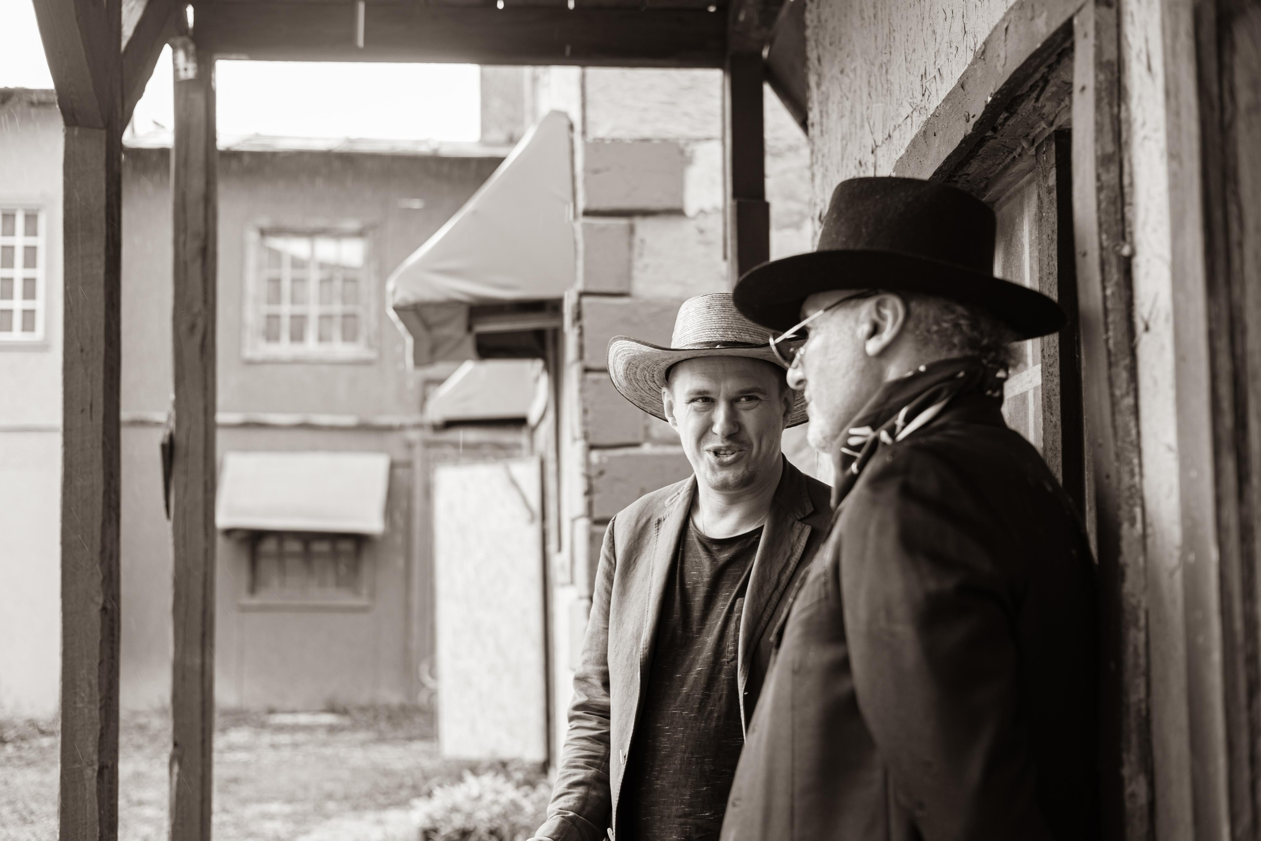 Крематорий. Бэк с клипа «Бар под дулом револьвера». Фотограф Сонкина Татьяна