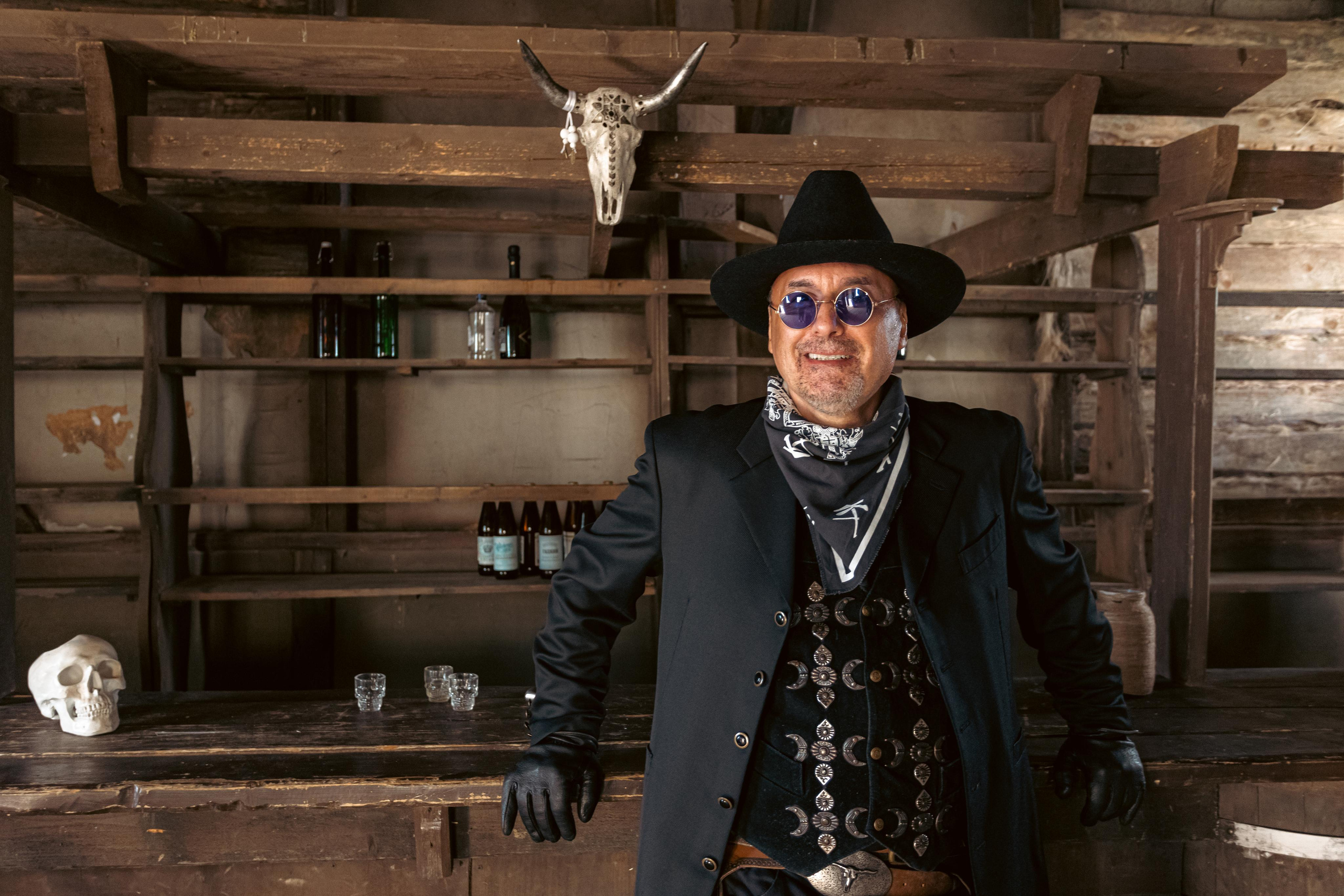 Крематорий. Бэк с клипа «Бар под дулом револьвера». Фотограф Сонкина Татьяна