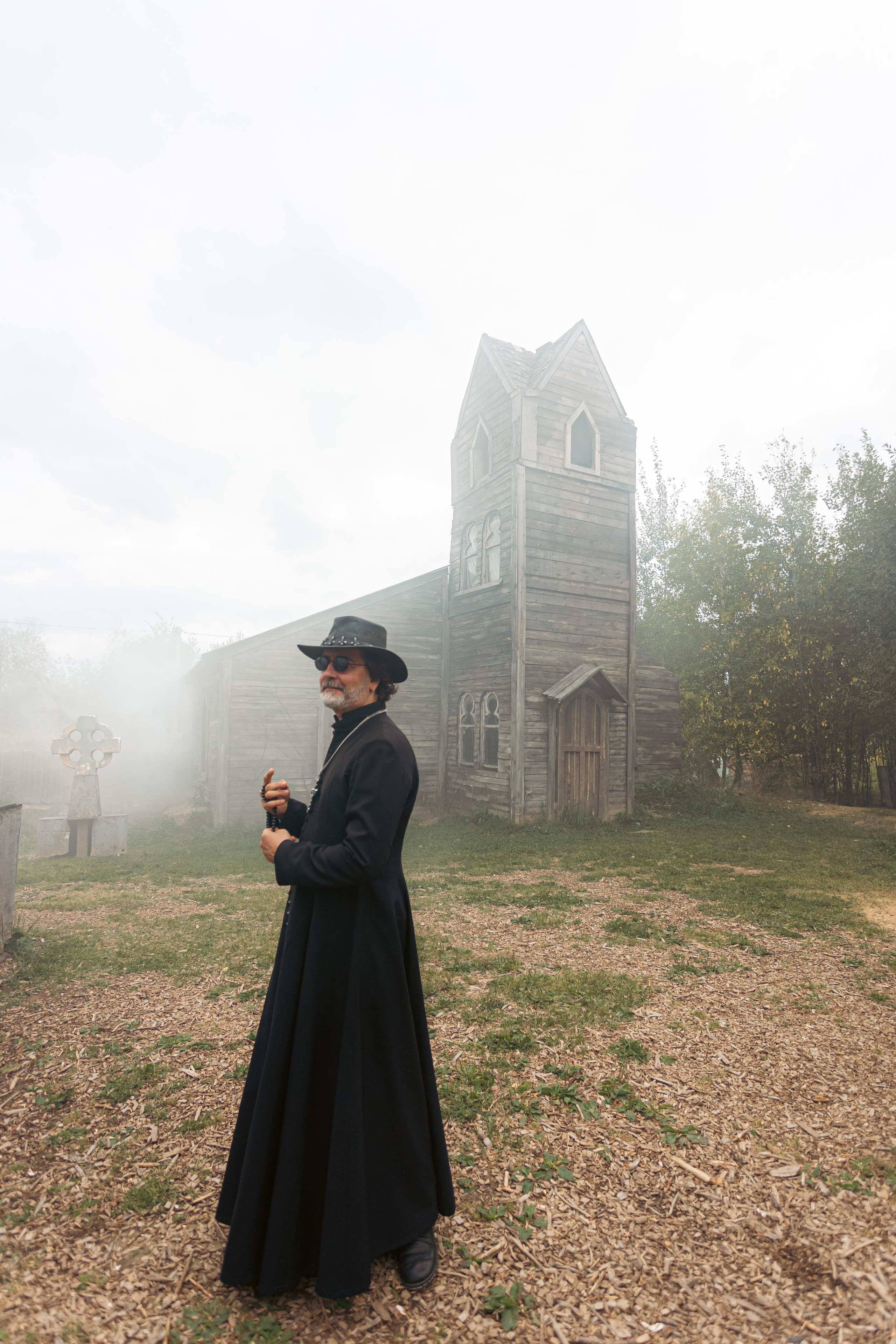 Крематорий. Бэк с клипа «Бар под дулом револьвера». Фотограф Сонкина Татьяна