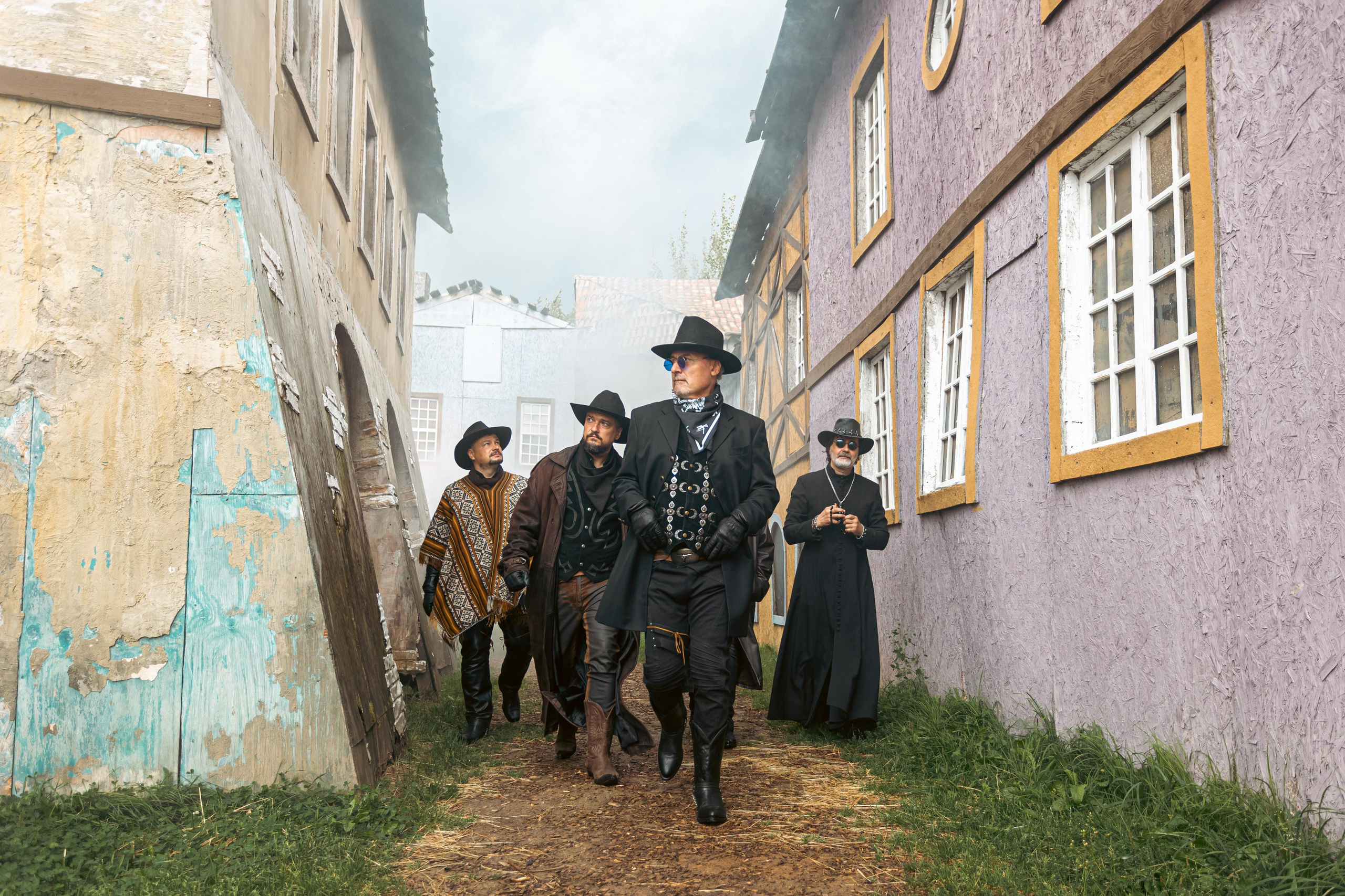 Крематорий. Бэк с клипа «Бар под дулом револьвера». Фотограф Сонкина Татьяна