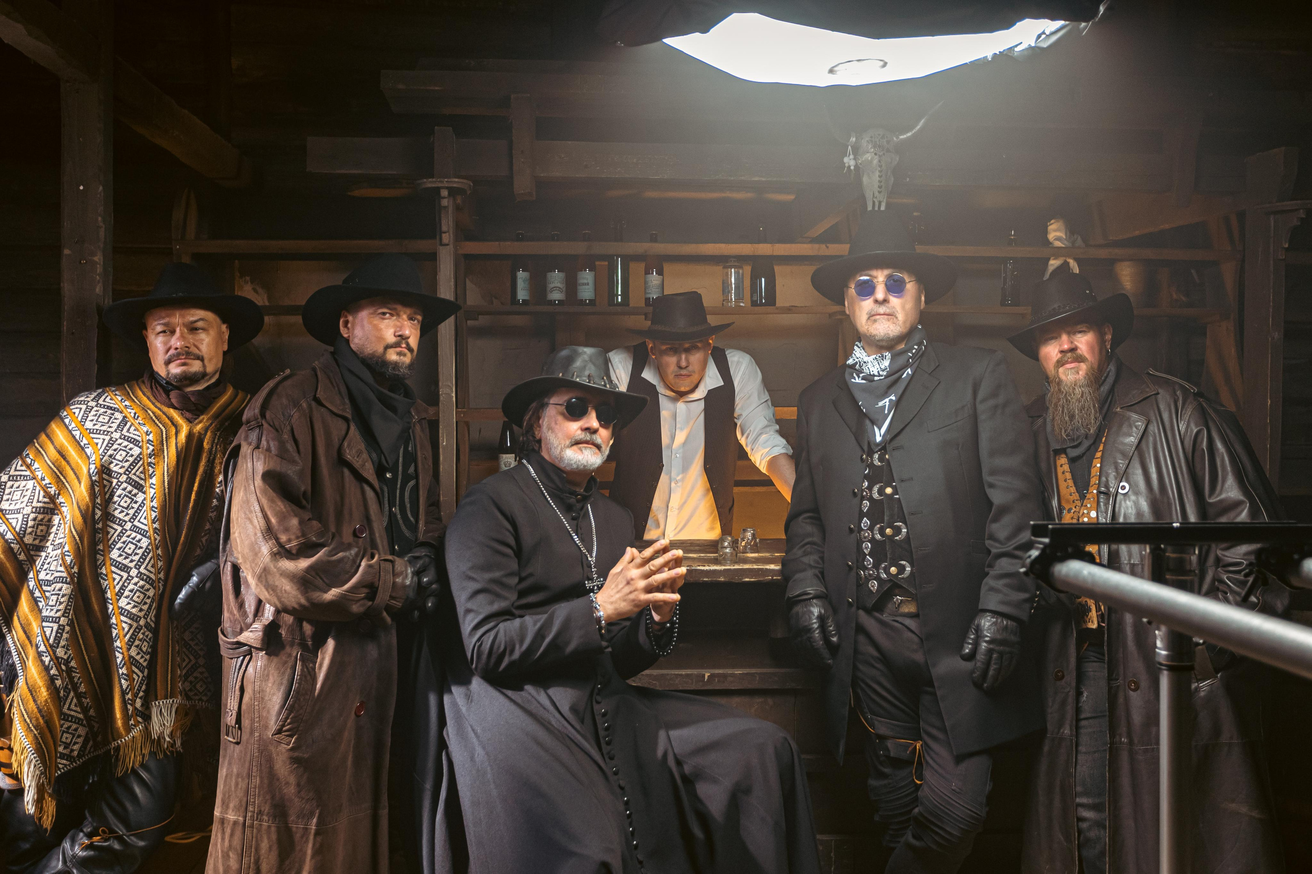 Крематорий. Бэк с клипа «Бар под дулом револьвера». Фотограф Сонкина Татьяна