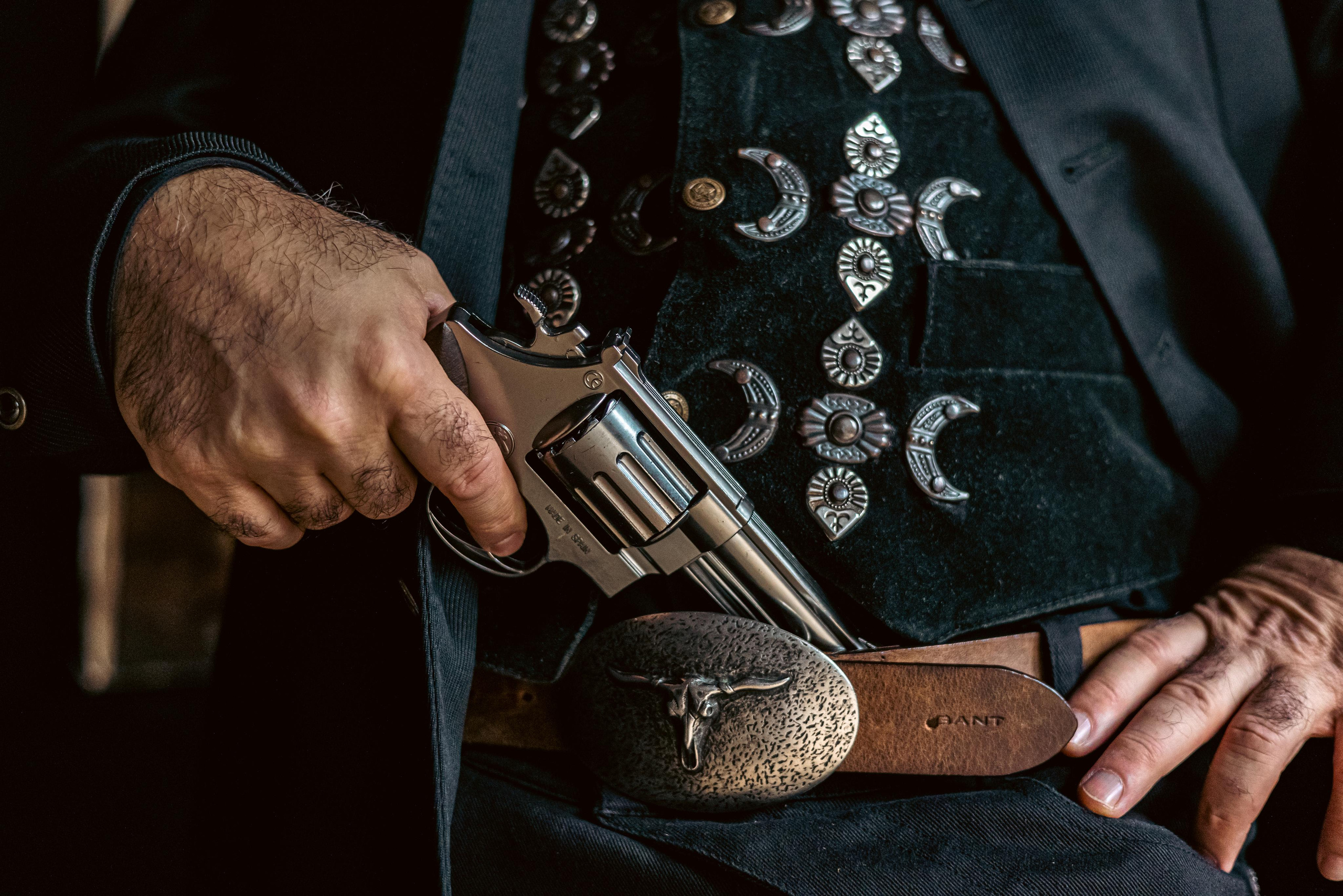 Крематорий. Бэк с клипа «Бар под дулом револьвера». Фотограф Сонкина Татьяна