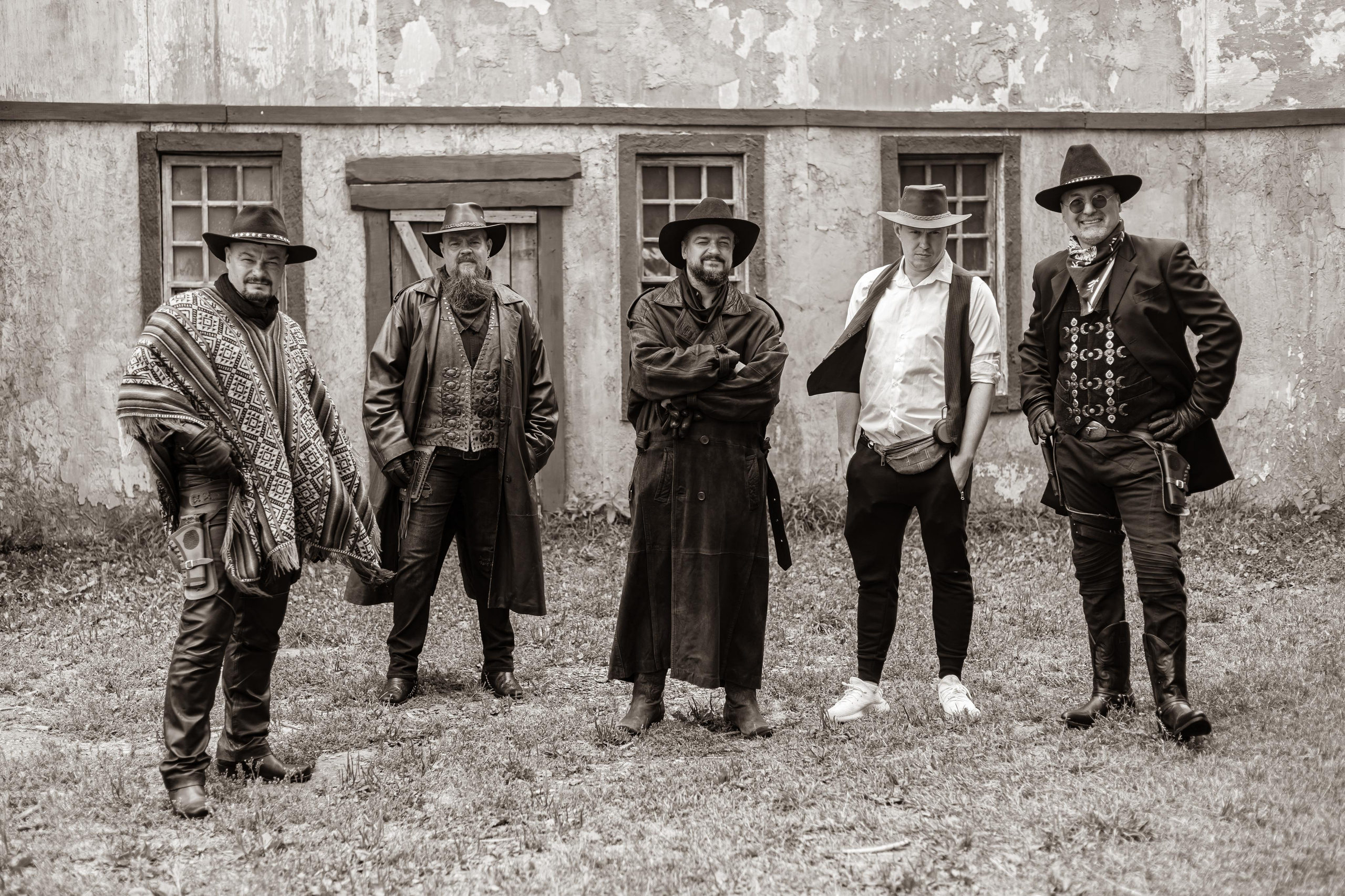 Крематорий. Бэк с клипа «Бар под дулом револьвера». Фотограф Сонкина Татьяна