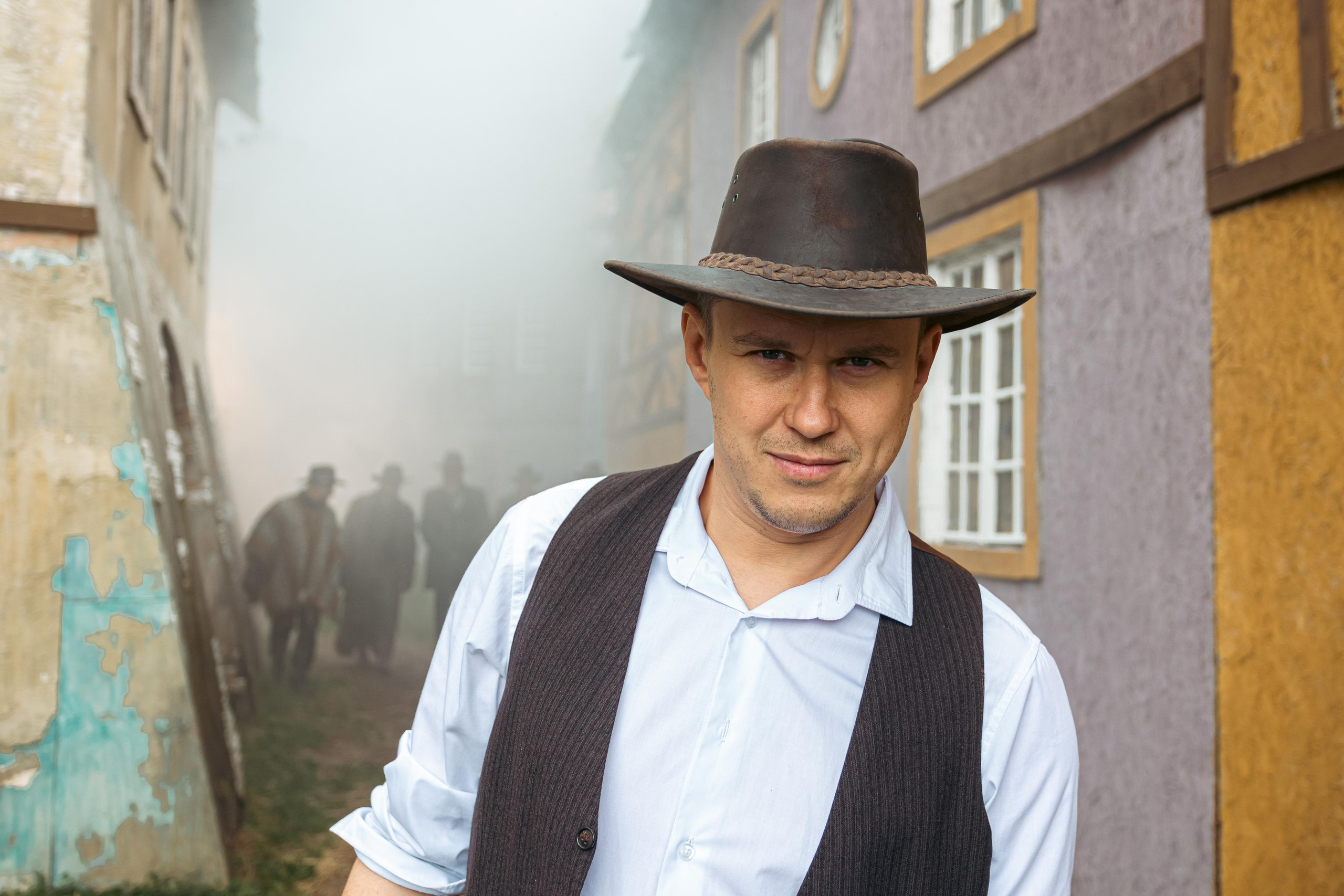 Крематорий. Бэк с клипа «Бар под дулом револьвера». Фотограф Сонкина Татьяна