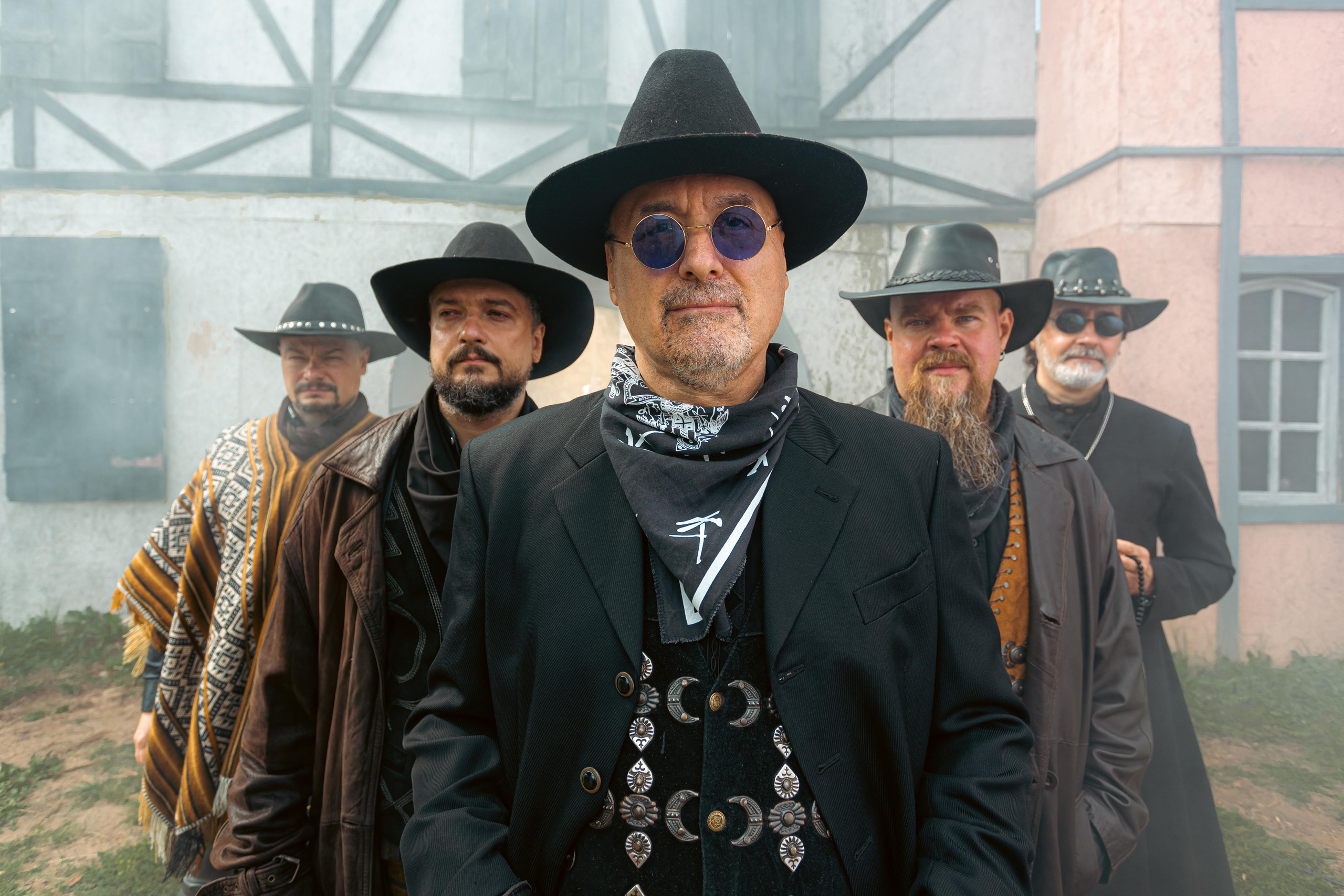 Крематорий. Бэк с клипа «Бар под дулом револьвера». Фотограф Сонкина Татьяна