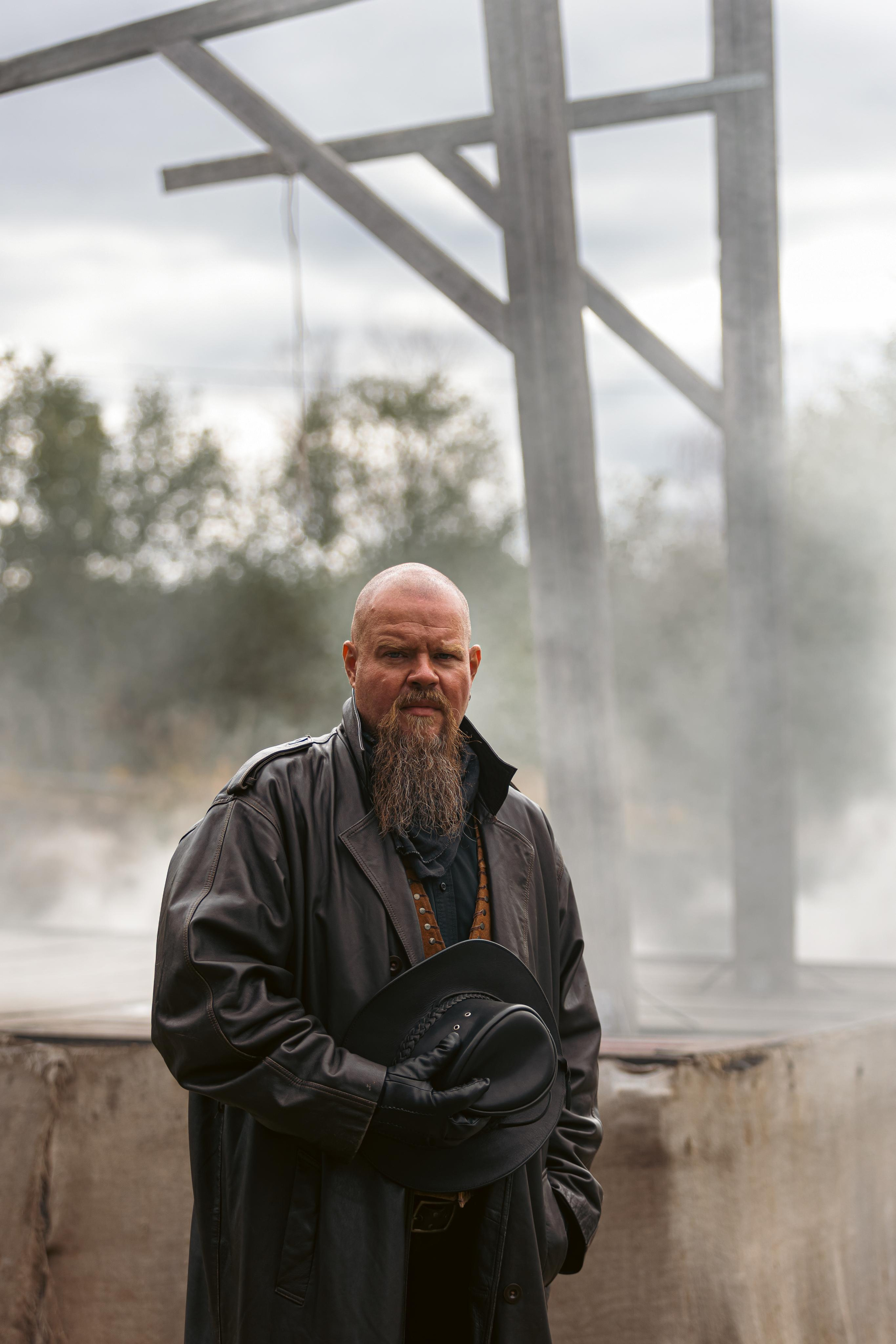 Крематорий. Бэк с клипа «Бар под дулом револьвера». Фотограф Сонкина Татьяна